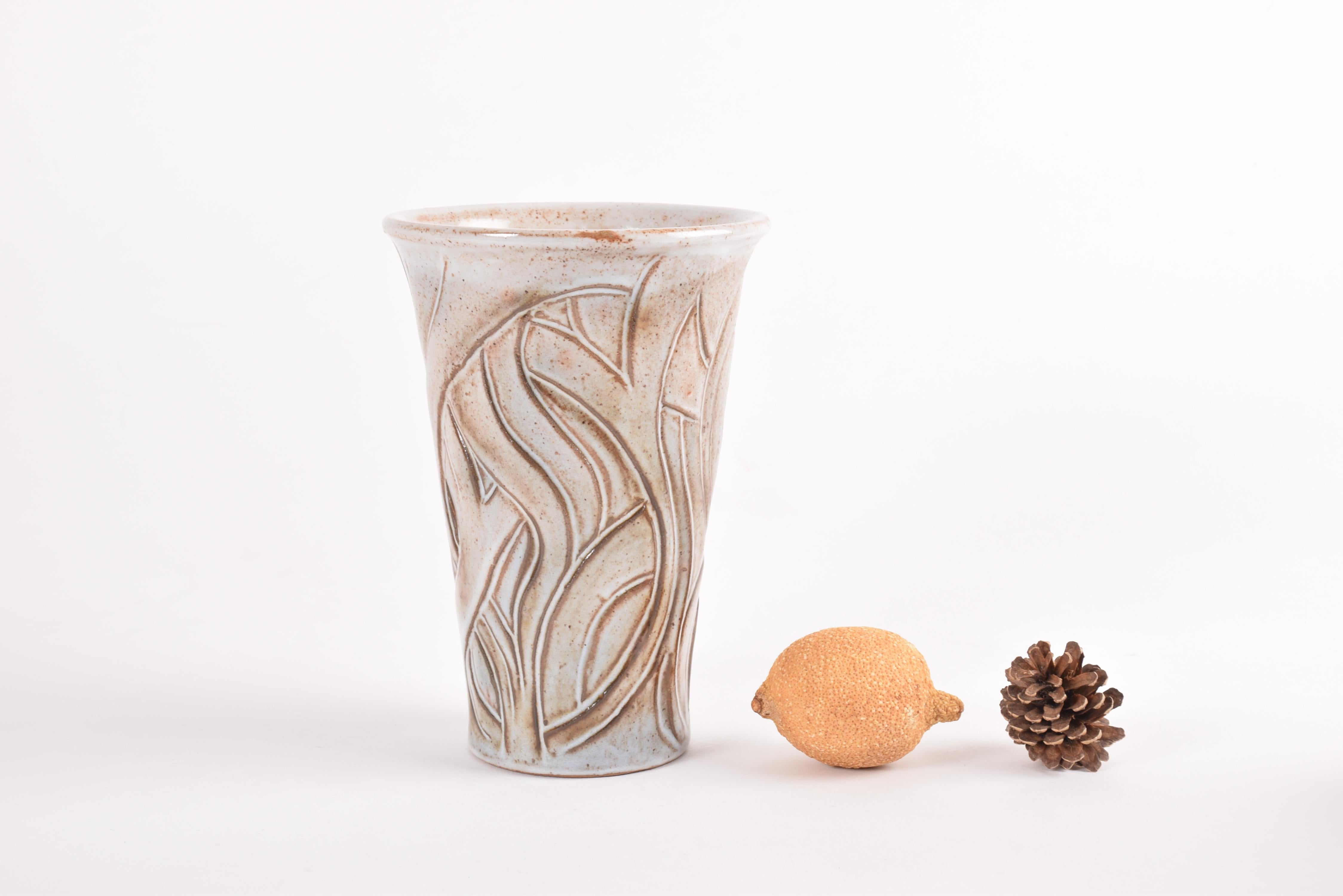 Vase danois du milieu du siècle Forme organique par L. Hjorth Ceramic Attribué à Eva Sjögren Bon état - En vente à Aarhus C, DK