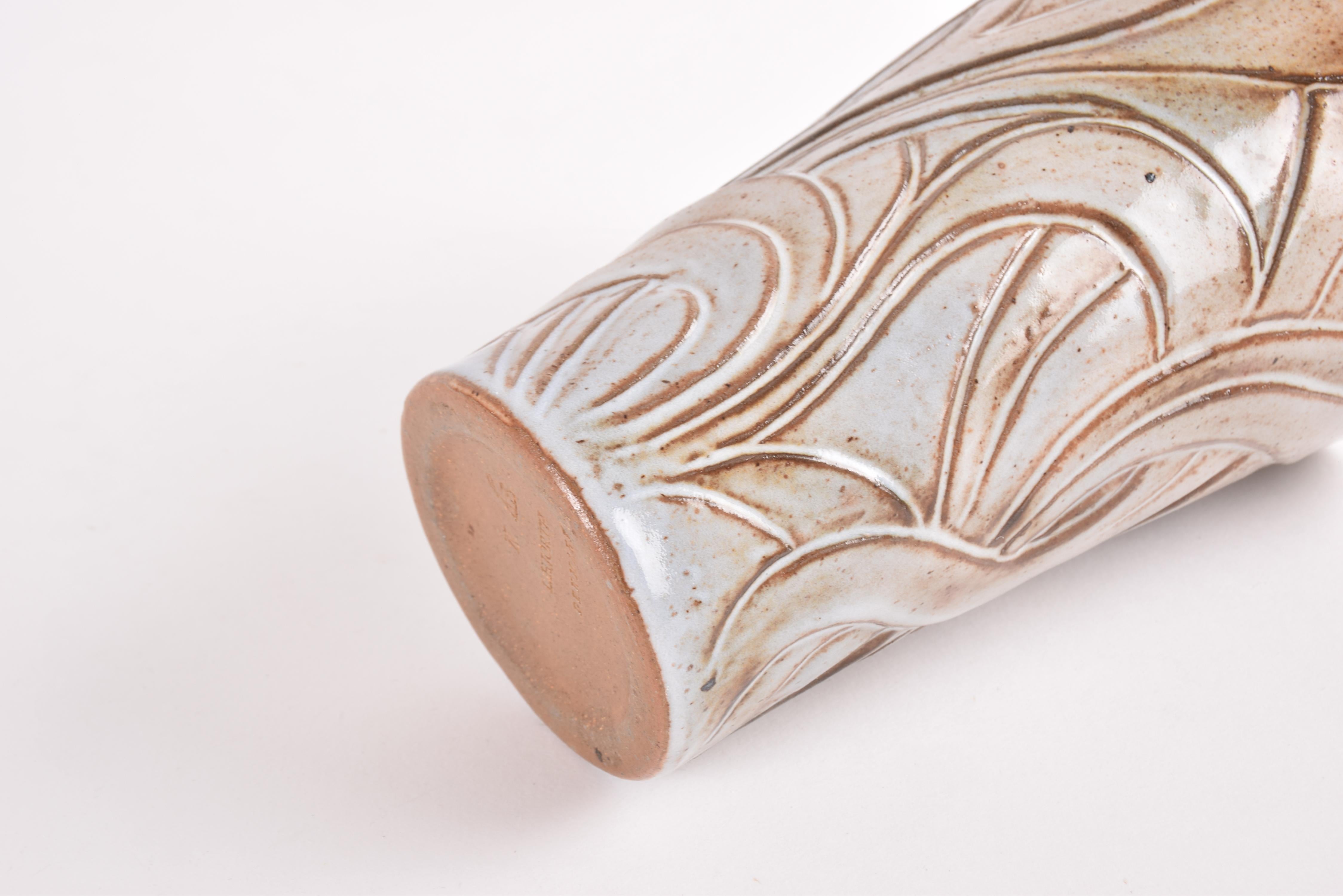 Vase danois du milieu du siècle Forme organique par L. Hjorth Ceramic Attribué à Eva Sjögren en vente 1