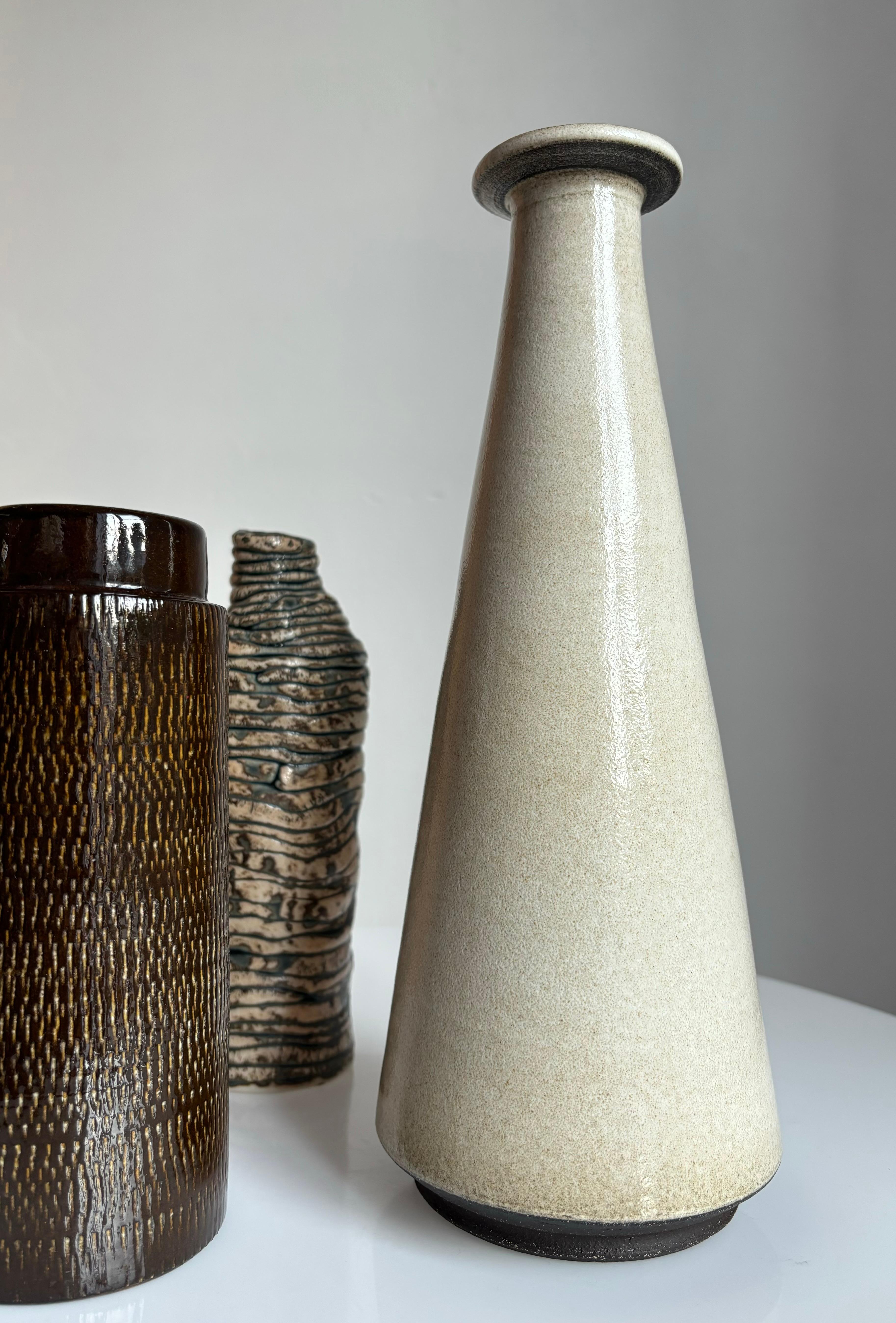 Vaso in gres a forma di cono della metà del secolo scorso. Forma slanciata con smalto grigio sabbia realizzato a mano nello studio danese Hyllested negli anni Sessanta.
Timbrato e firmato sotto la base. 
Eccellenti condizioni vintage.
Danimarca,