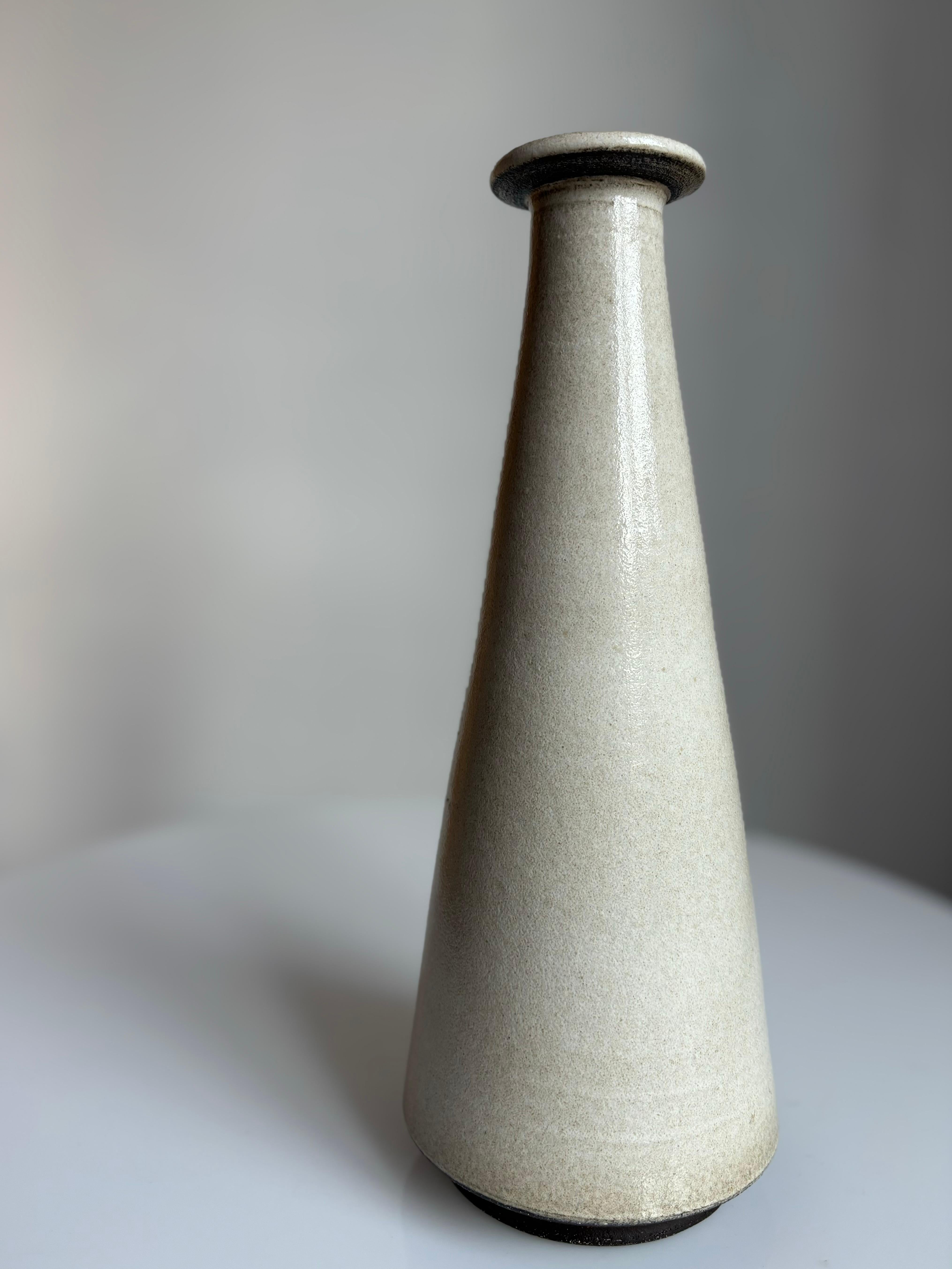 Fatto a mano Vaso danese in gres grigio caldo del Medioevo, anni '60 in vendita