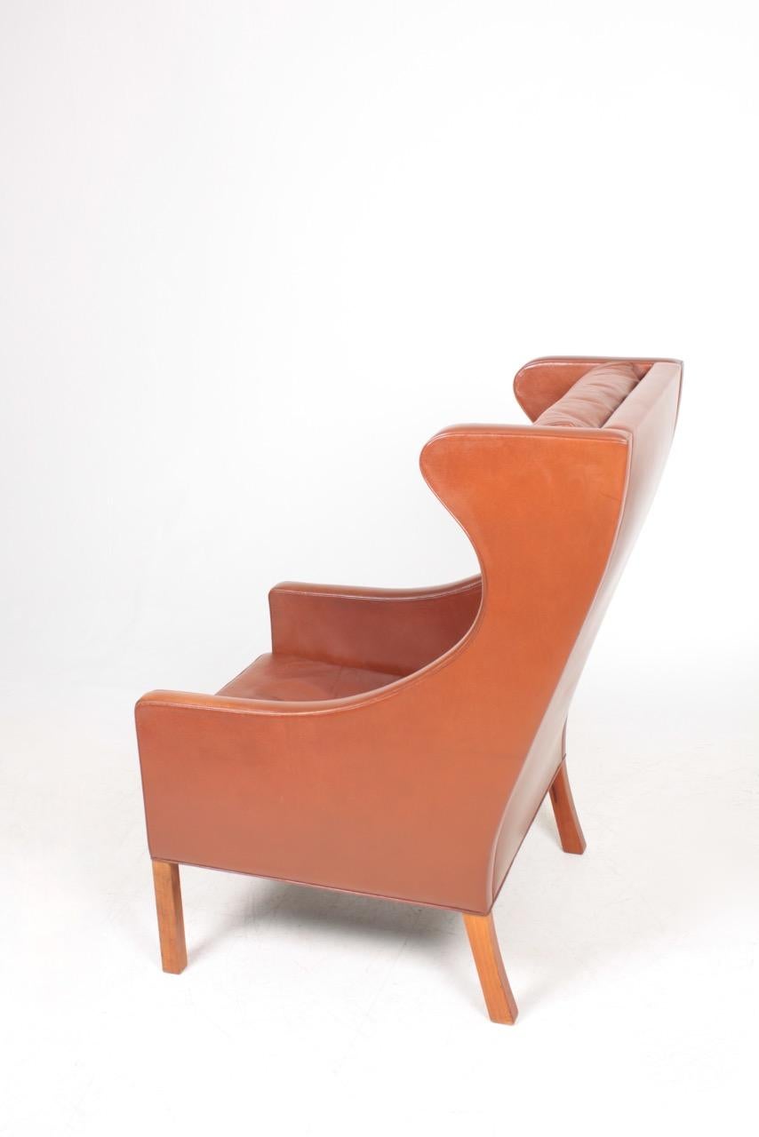 Danish Midcentury Wing Back Chair in Patinated Leather by Børge Mogensen For Sale 4