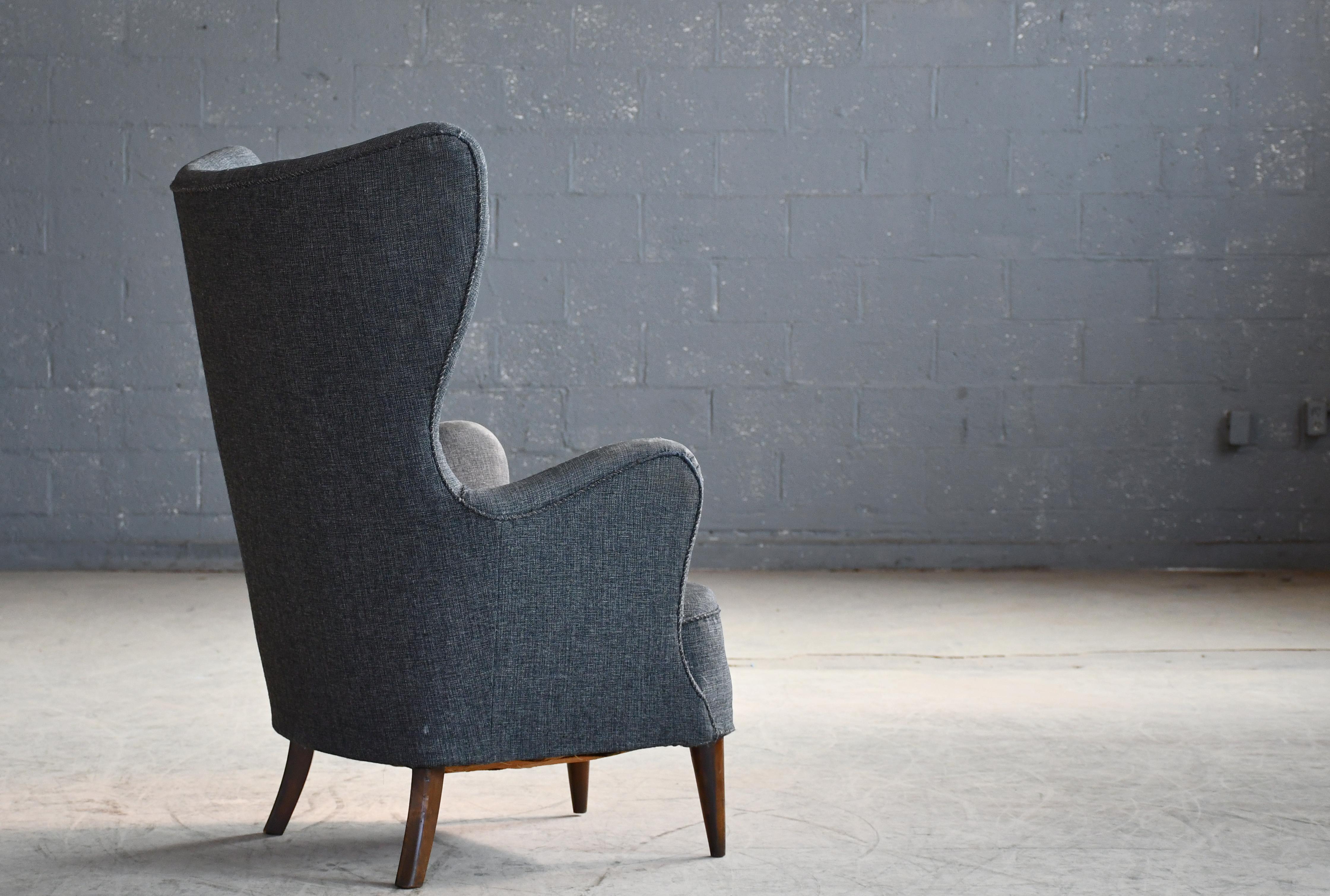 Danish Midcentury Wingback Lounge Chair Attributed to Fritz Hansen For Sale 1