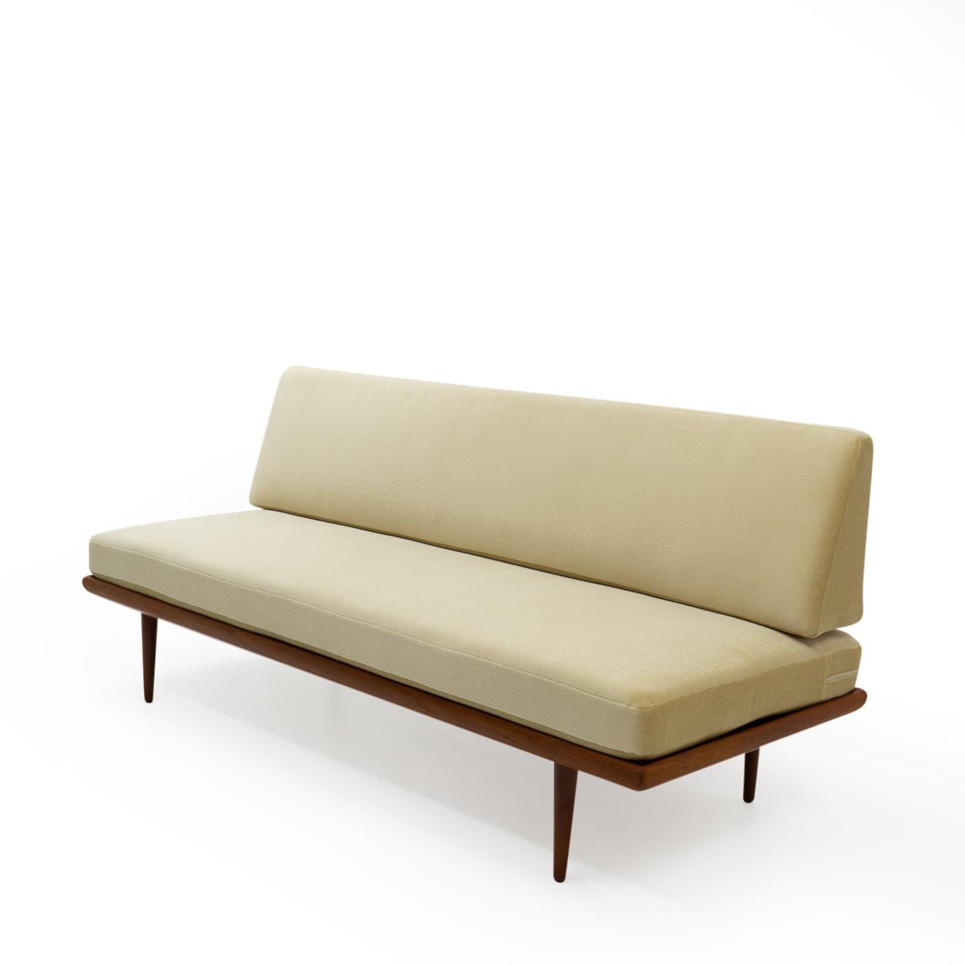 Sofá-cama Minerva vintage diseñado por Peter Hvidt & Orla Mølgaard-Nielsen, de principios de los años sesenta, producido por France & Son.


El sofá tiene un armazón de teca, con mohair natural nuevo de color beige: 

El mohair tiene como ventaja
