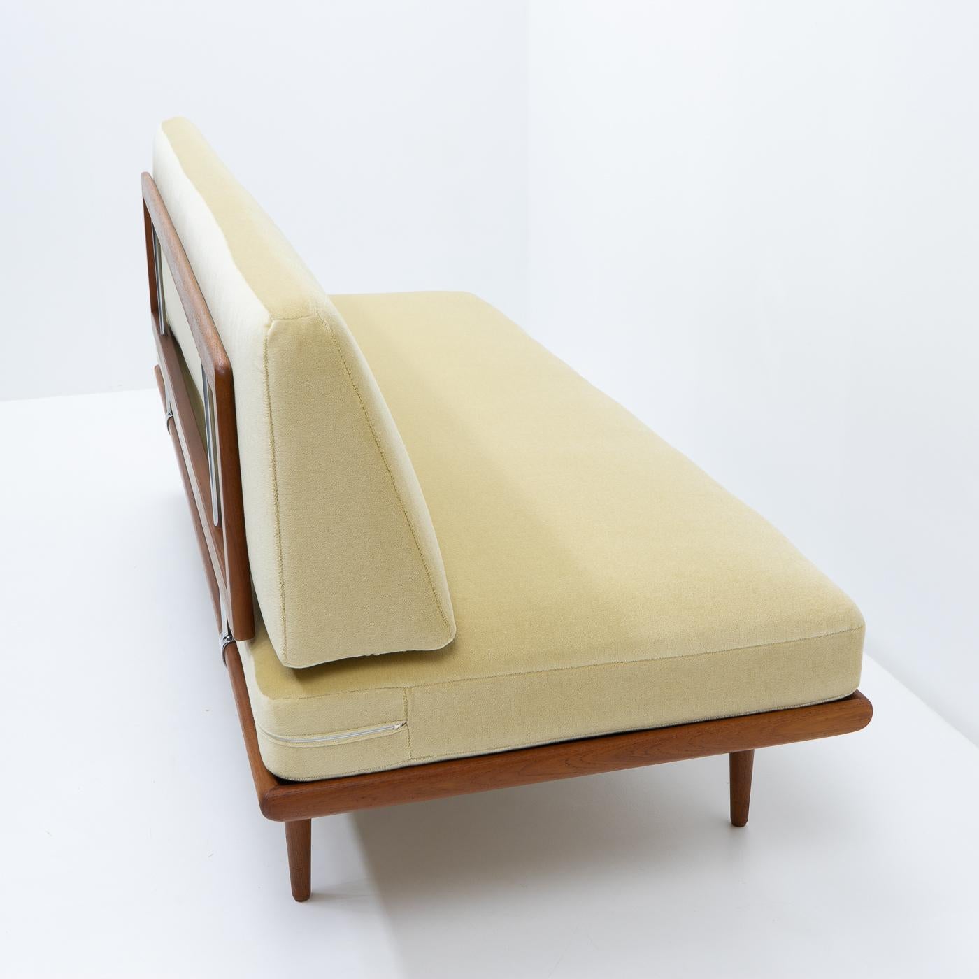 Sofá danés Minerva de mohair de Peter Hvidt & Orla Mølgaard-Nielsen, años 50 Mohair en venta