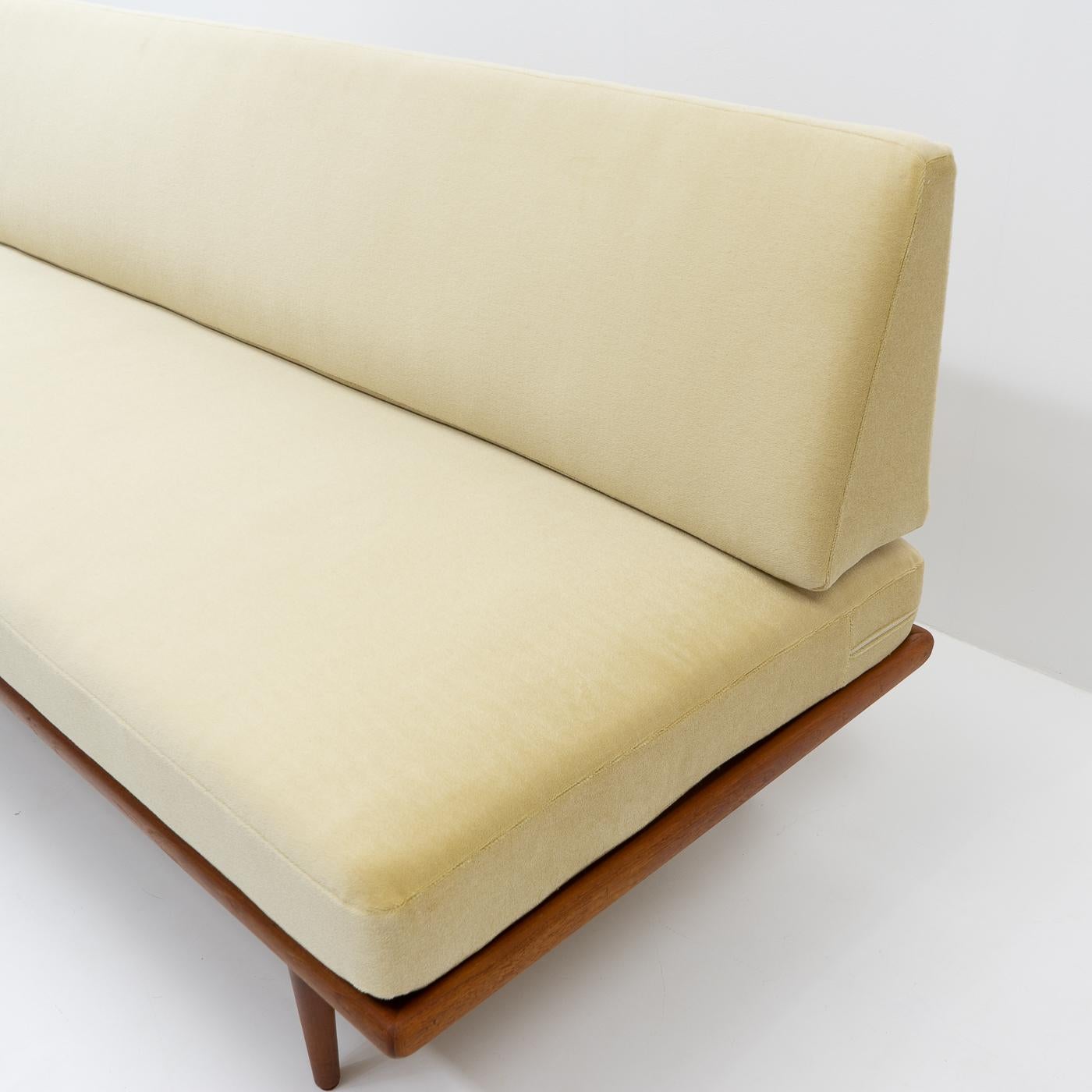 Danish Minerva Sofa in Mohair by Peter Hvidt & Orla Mølgaard-Nielsen, 1950s For Sale 3