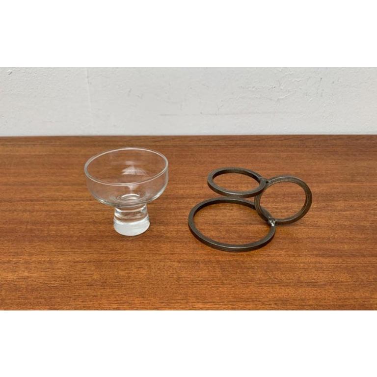 Dänischer Minimalistischer Kerzenhalter aus Metall und Glas, 1960er Jahre, in sehr gutem Zustand. Entworfen 1960 bis 1969.

Zusätzliche Informationen:
MATERIALIEN: Glas, Metall
Farbe: Gray
Stile: Moderne Mitte des Jahrhunderts
Herkunftsland:
