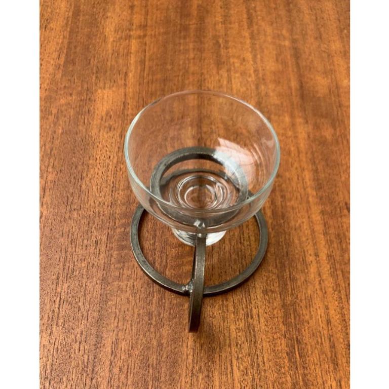 Dänischer minimalistischer dänischer Kerzenhalter aus Metall und Glas, 1960er Jahre (Moderne der Mitte des Jahrhunderts) im Angebot