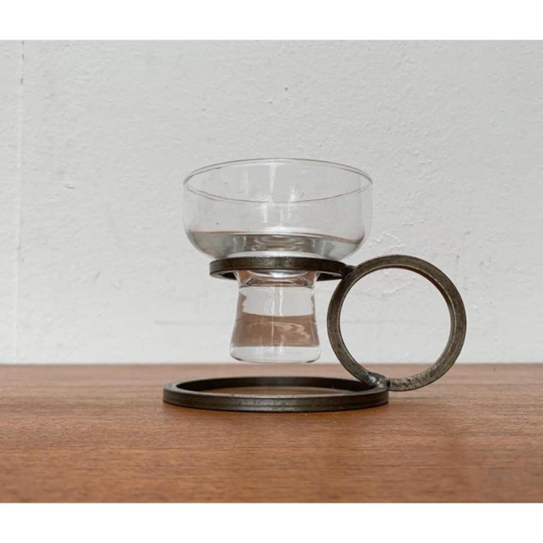 Dänischer minimalistischer dänischer Kerzenhalter aus Metall und Glas, 1960er Jahre im Angebot 1