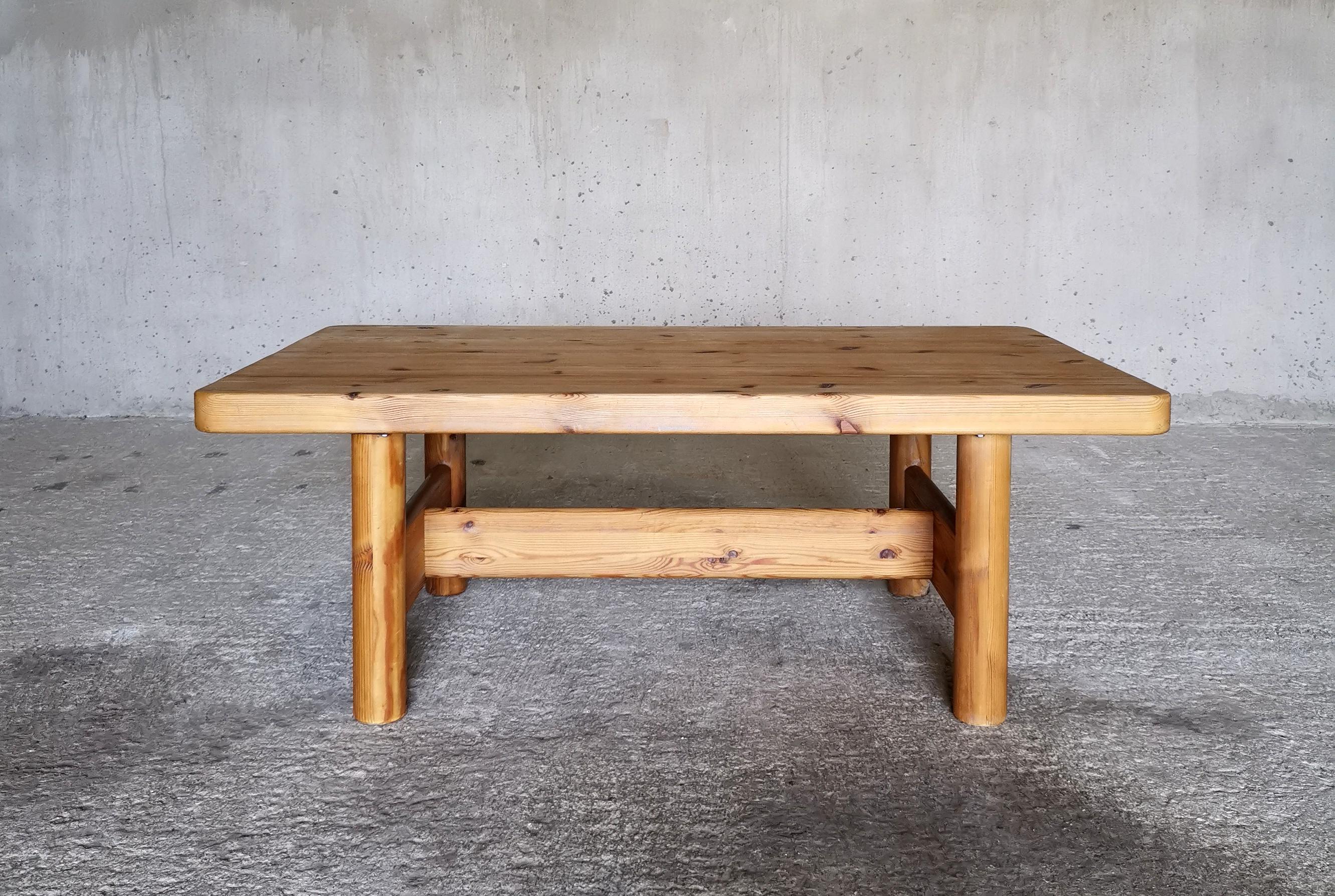 Table basse minimaliste danoise en pin de l'Oregon massif. Friis & Moltke 1970 en vente 3