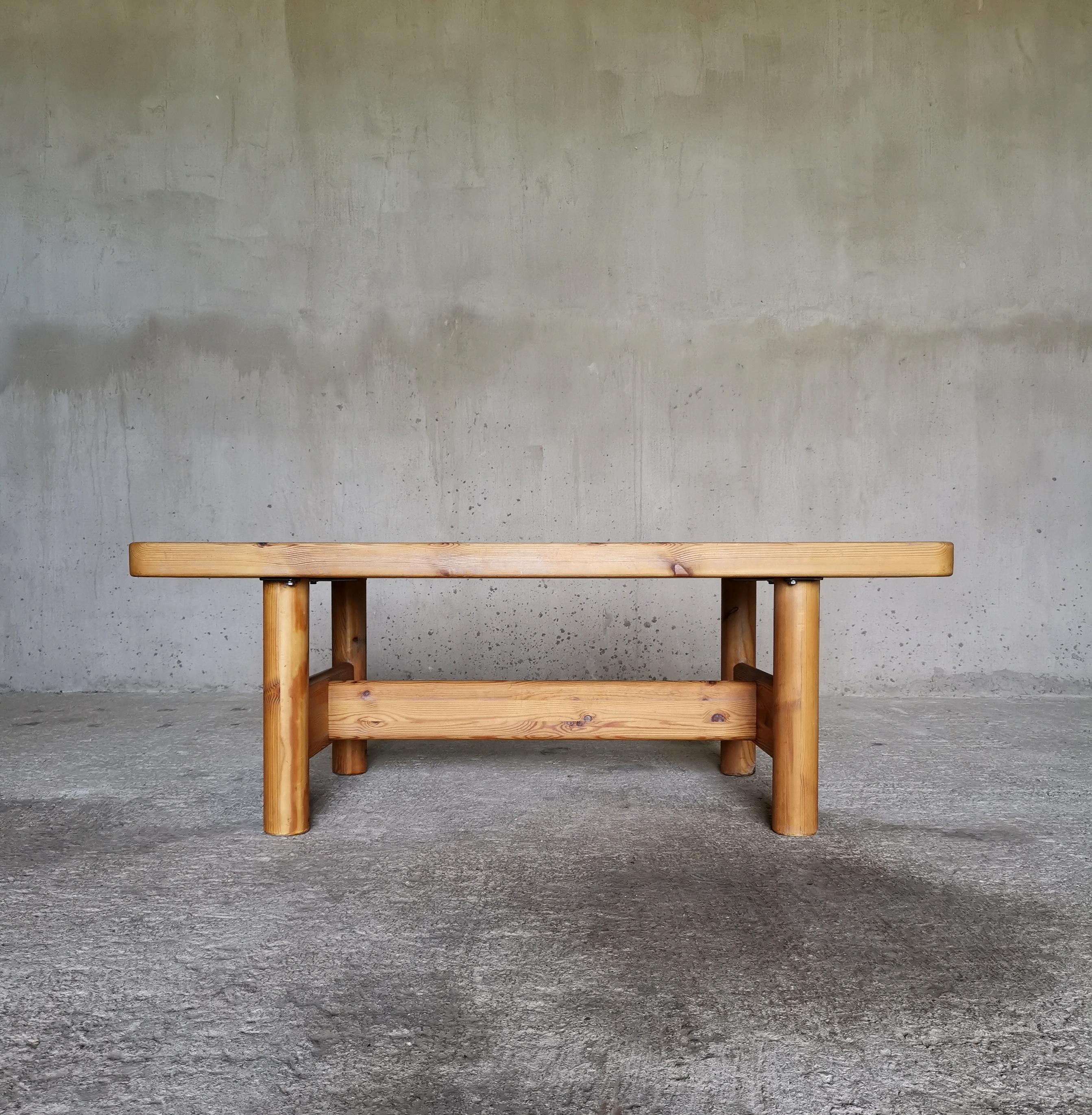 Elégante table basse minimaliste danoise des années 1970 en pin massif de l'Oregon. 
Conçu par le célèbre duo d'architectes danois Knud Friis & Elmar Moltke Nielsen, connu pour son interprétation nordique, douce et organique de l'architecture