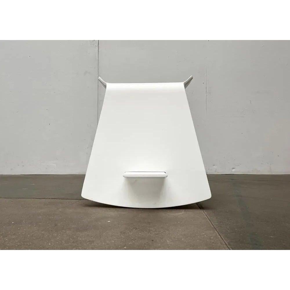 Tabouret de balançoire en contreplaqué formé d'après un design de l'architecte et designer danois Michael C. Poulsen.

Un objet de design fonctionnel et élégant. Le tabouret est formé à partir d'un morceau de contreplaqué. Au sommet, il forme une