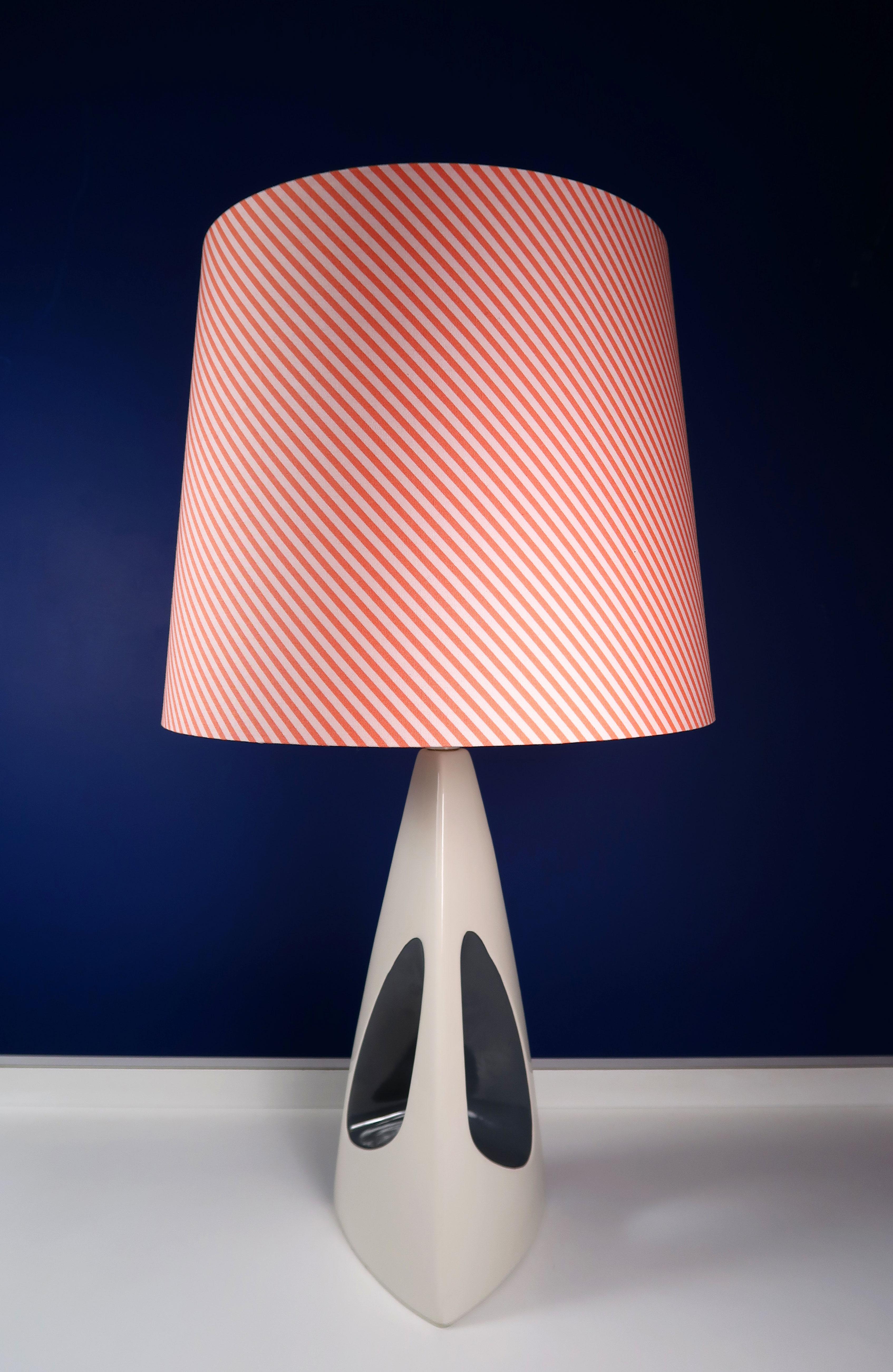 Vernissé Lampes de table minimalistes des années 1960, en porcelaine blanche anthracite en vente