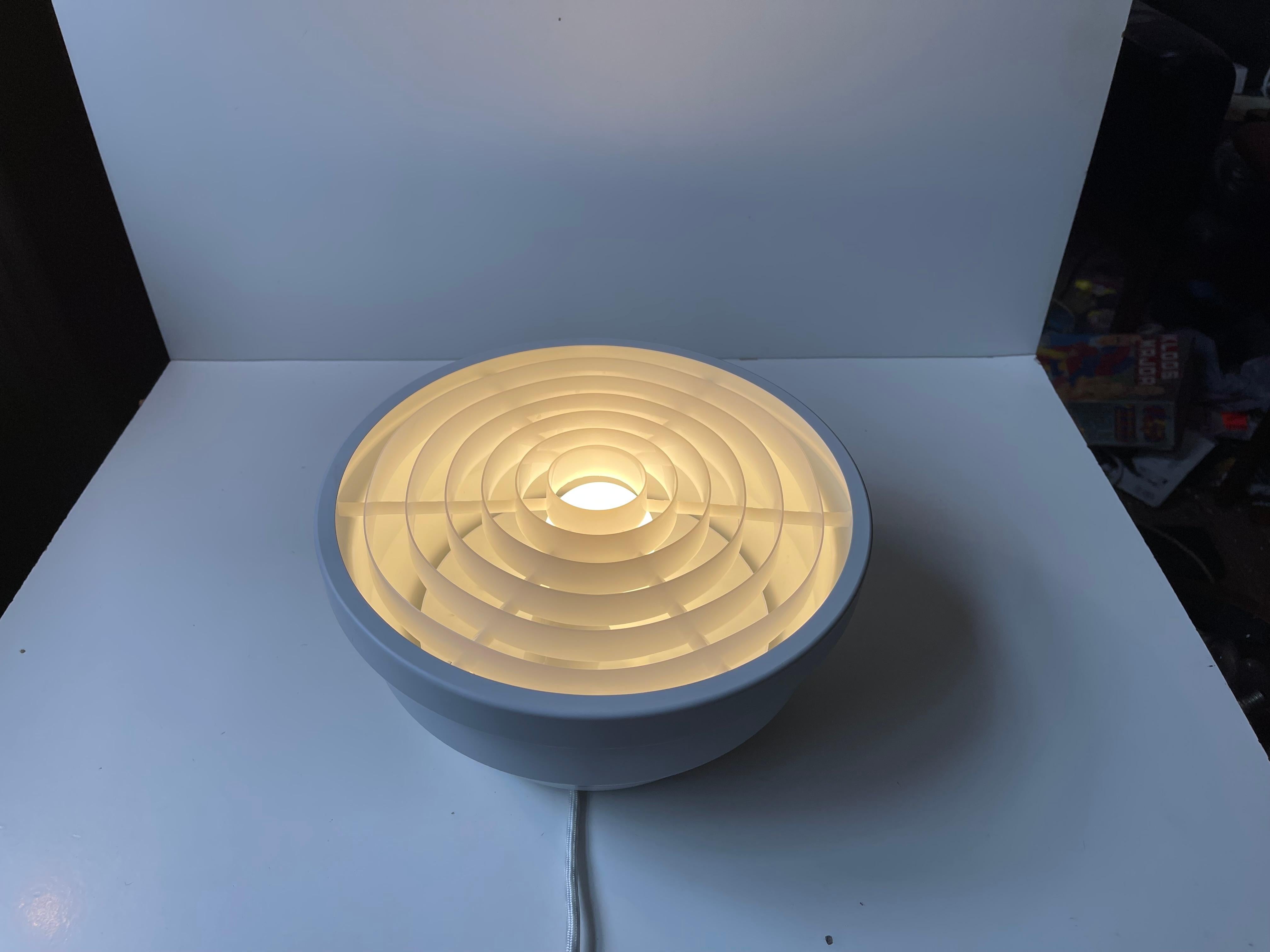 Weiße Unterputzleuchte aus lackiertem Aluminium und weißem Acryl. Eine Variante des Rondo Flush Mount von Svend Middelboe. Sie wurde in den späten 1970er Jahren von Nordisk Solar Compagni (NSC) in Dänemark hergestellt. Er wird als NOS (new old