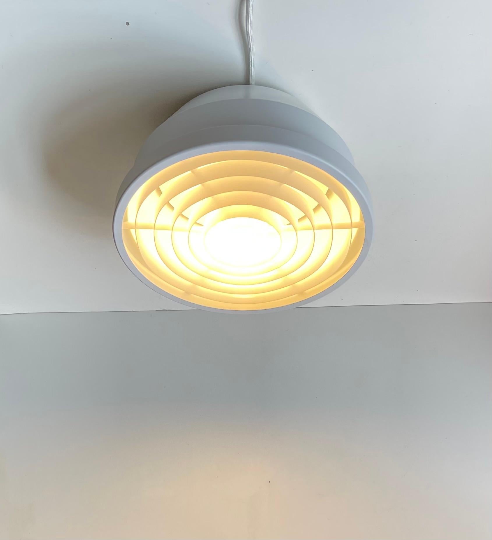 Dänische minimalistische weiße Unterputzdose von Svend Middelboe für Nordisk Solar, 1970er Jahre (Moderne der Mitte des Jahrhunderts) im Angebot
