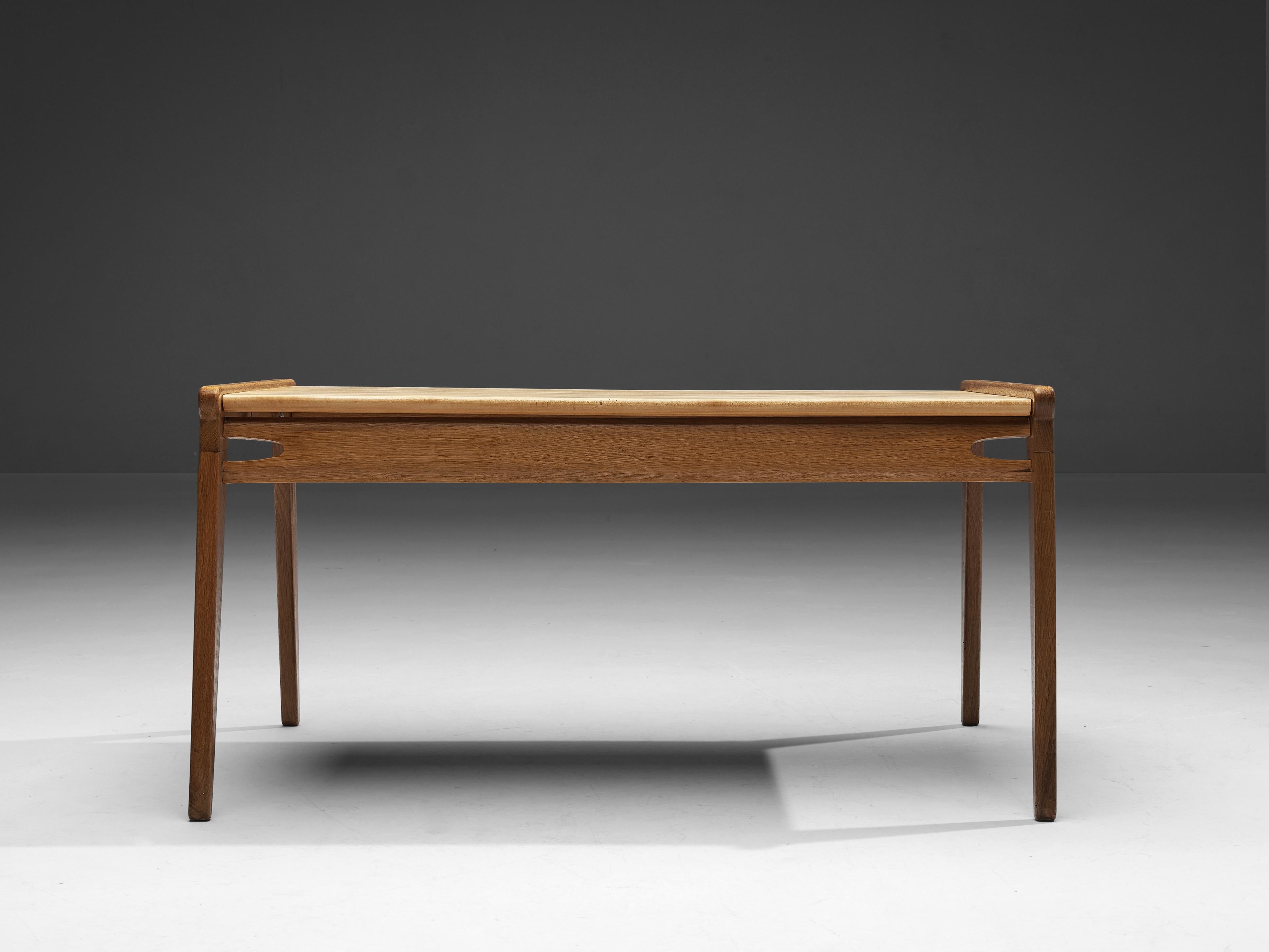 Danish Minimalistic Coffee Table in Oak and Maple In Good Condition For Sale In Waalwijk, NL