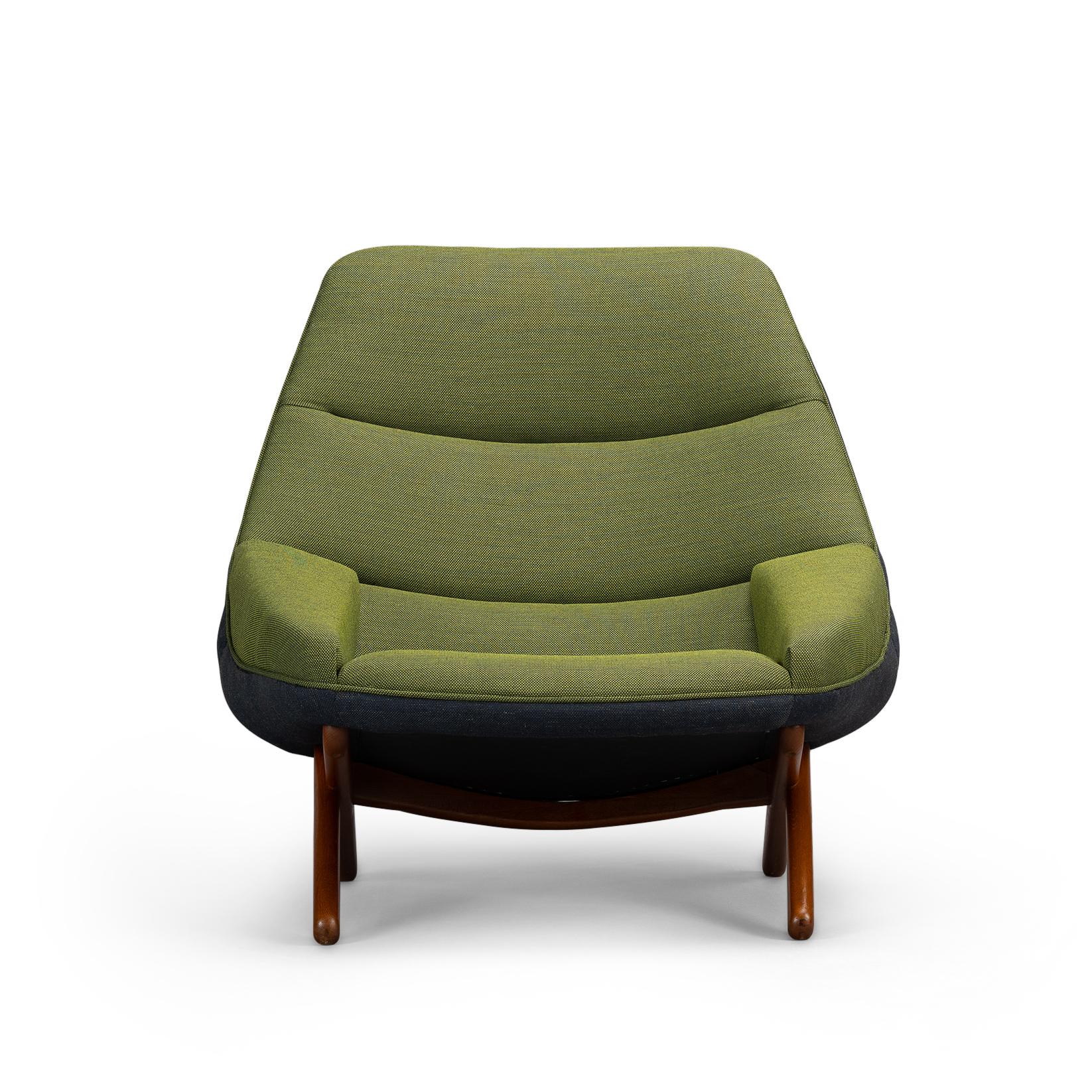 Dieser bequeme Sessel ML-91 ist eindeutig als Design von Illum Wikkelso zu erkennen. Dieser Stuhl wurde Mitte der 1960er Jahre von der Michael Laursen Fabrik hergestellt. Ein ziemlich unkonventionelles Design mit gekreuzten massiven Teakholzbeinen,