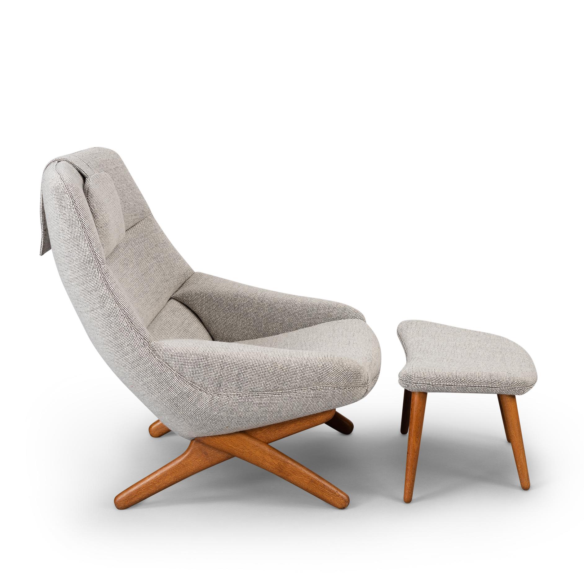 Clearly recognizable as a Illum Wikkelso design is this comfortable ML-91 easy chair. This chair was made mid sixties by the Michael Laursen factory. A fairly unconventional design with crossed solid teak legs that support the back what makes it