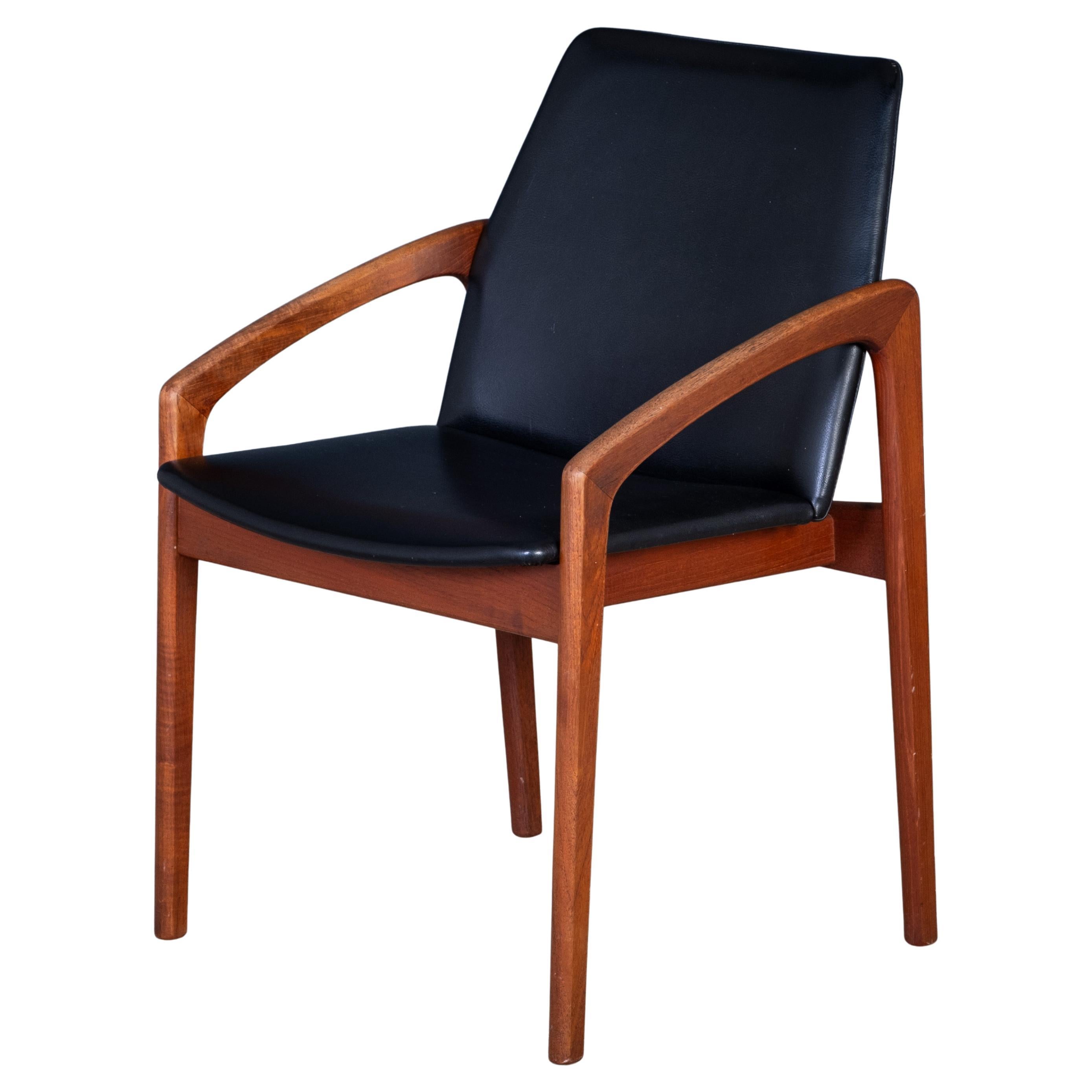 Poltrona danese Model 23 in teak e pelle nera di Henning Kjærnulf, 1960 D. in vendita