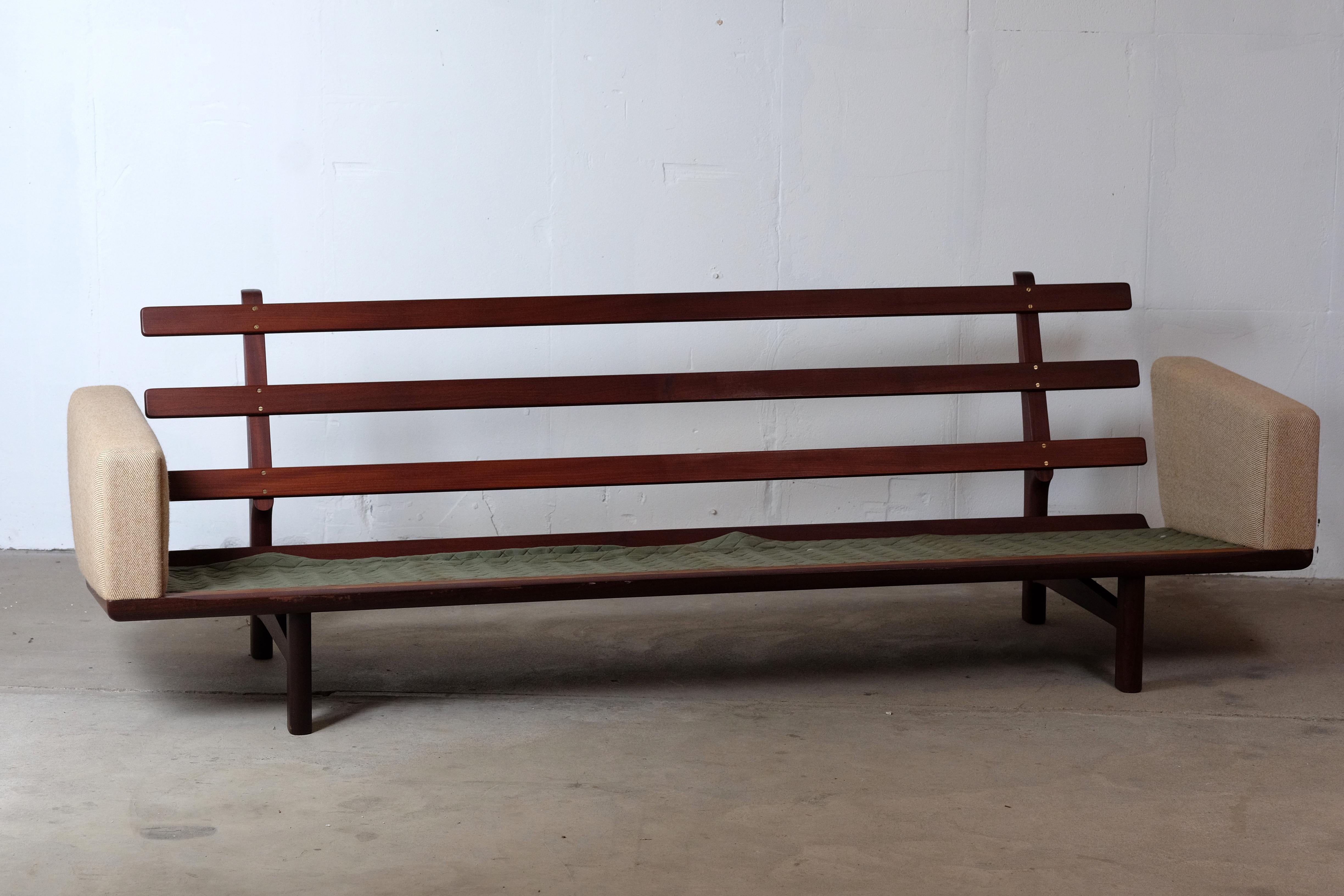 Danish Model 236/4 Sofa by Hans J. Wegner for Getama Vendor Reference Number In Good Condition For Sale In Middelfart, Fyn