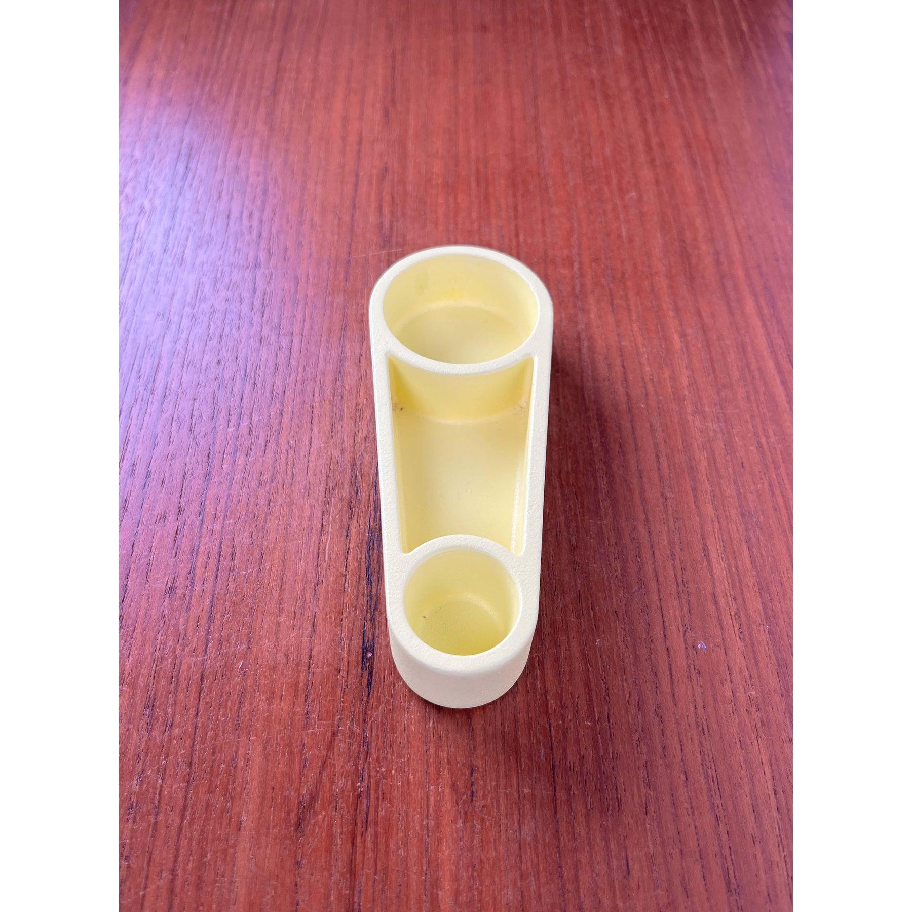 Portavelas danés Modelo Kutter de Peter Johansen para Hay, en perfecto estado. Diseñado a partir de 2000 Esta pieza tiene una marca de atribución.

Más información:
Materiales: Metal
Color: amarillo
País de origen: Dinamarca
Tipo de artículo: