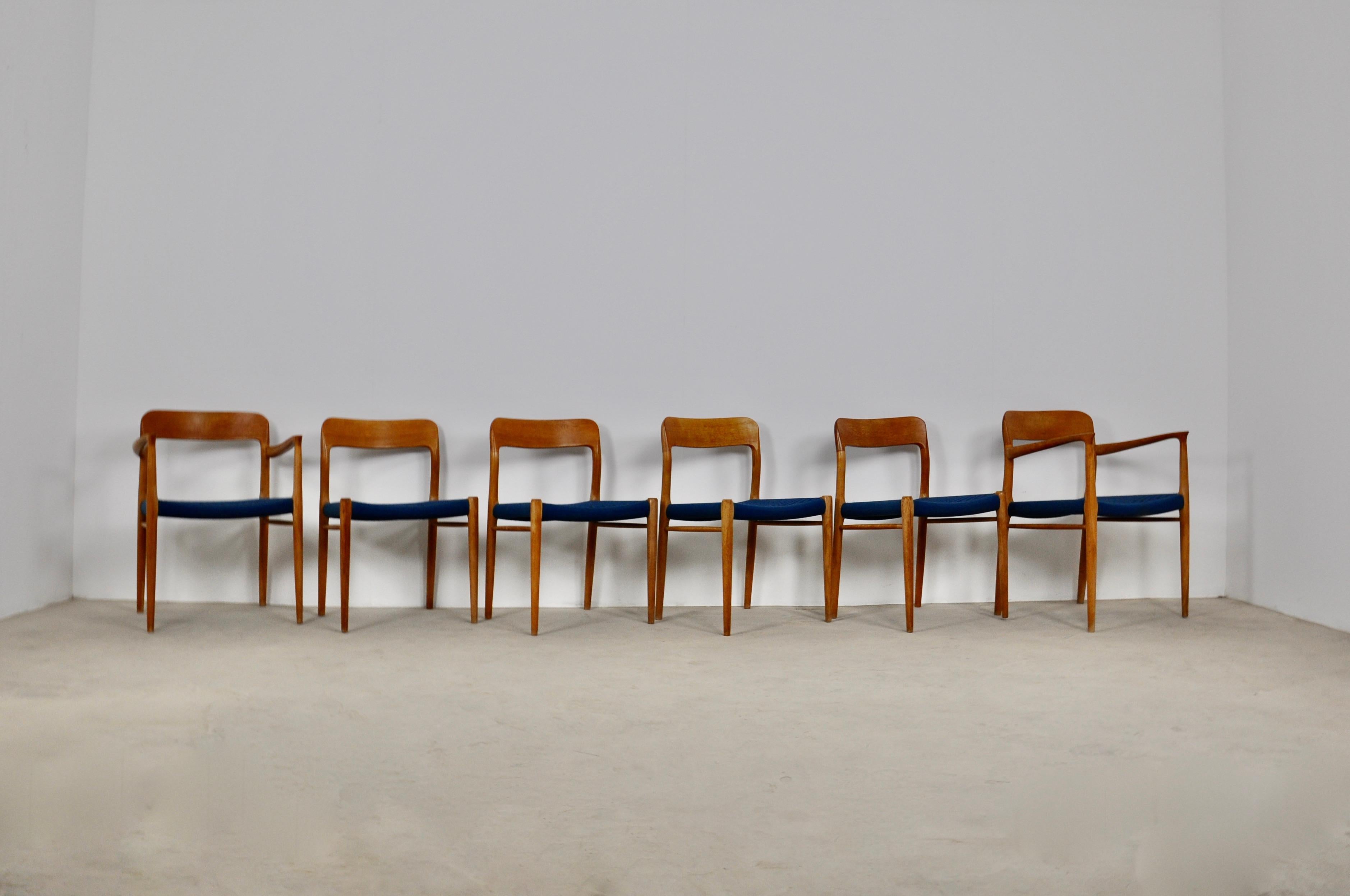 Set of 6 wooden chairs and blue rope. Wear and tear due to time and the age of the chairs. Small wear and tear on the seat (very minimal see photo)
Armchair dimensions: H 76 cm, W 57 cm, D 52 cm
Seat height 45cm.