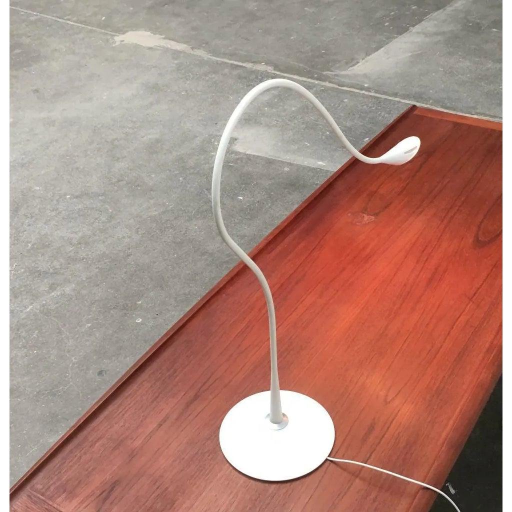Elegante lampada da tavolo del produttore danese Lightyears. Un corpo lampada finemente lavorato che si riduce a un braccio sottile e flessibile.

Il design, con il suo linguaggio organico, sembra quasi vivo. Il braccio flessibile si fonde