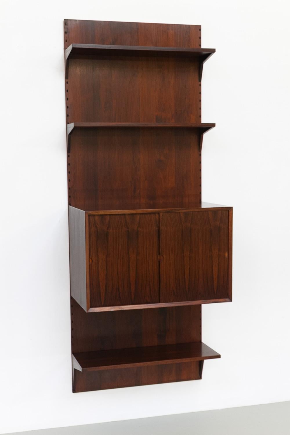 Danish Modern 1-Bay Rosewood Modular Wall Unit by Poul Cadovius for Cado 1960s.

Scandinavian Mid-Century Modern 1 bay shelving system model Cado with back panel. This is a original vintage floating bookcase designed by Danish architect Poul