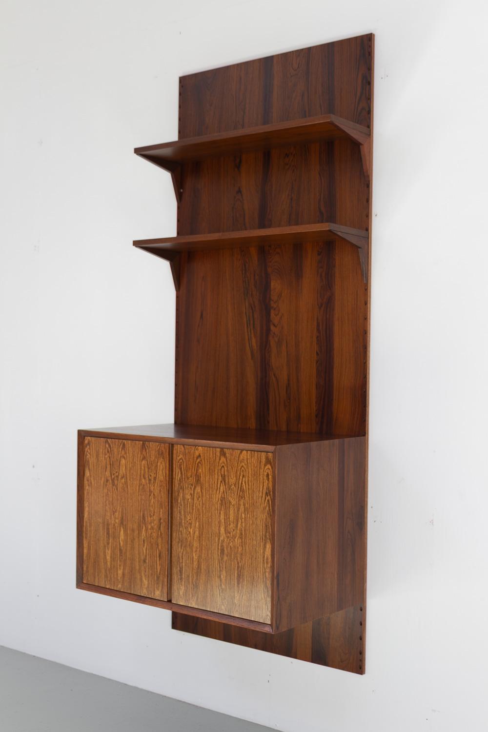 Parete attrezzata moderna danese a 1 campata in noce di Poul Cadovius per Cado 1960.

Sistema di scaffalatura scandinavo a 1 campata modello Cado con pannello posteriore. Si tratta di una libreria galleggiante vintage originale progettata