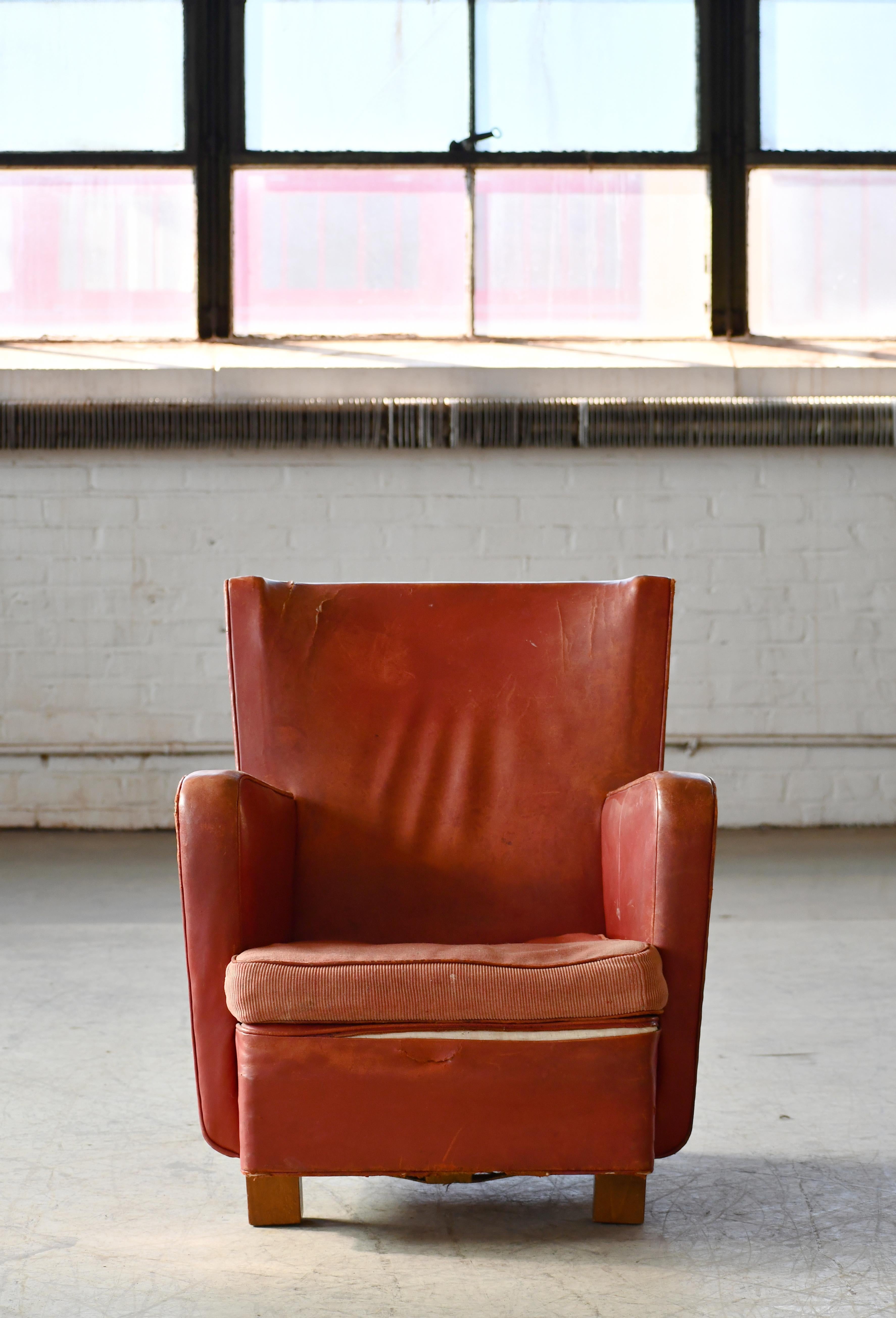 Fantastique chaise longue danoise fabriquée par un fabricant inconnu vers la fin des années 1930. Les chaises ont un aspect très avant-gardiste et moderne, avec des coussins non fixés sur l'assise et des ressorts hélicoïdaux, ce qui n'était pas la