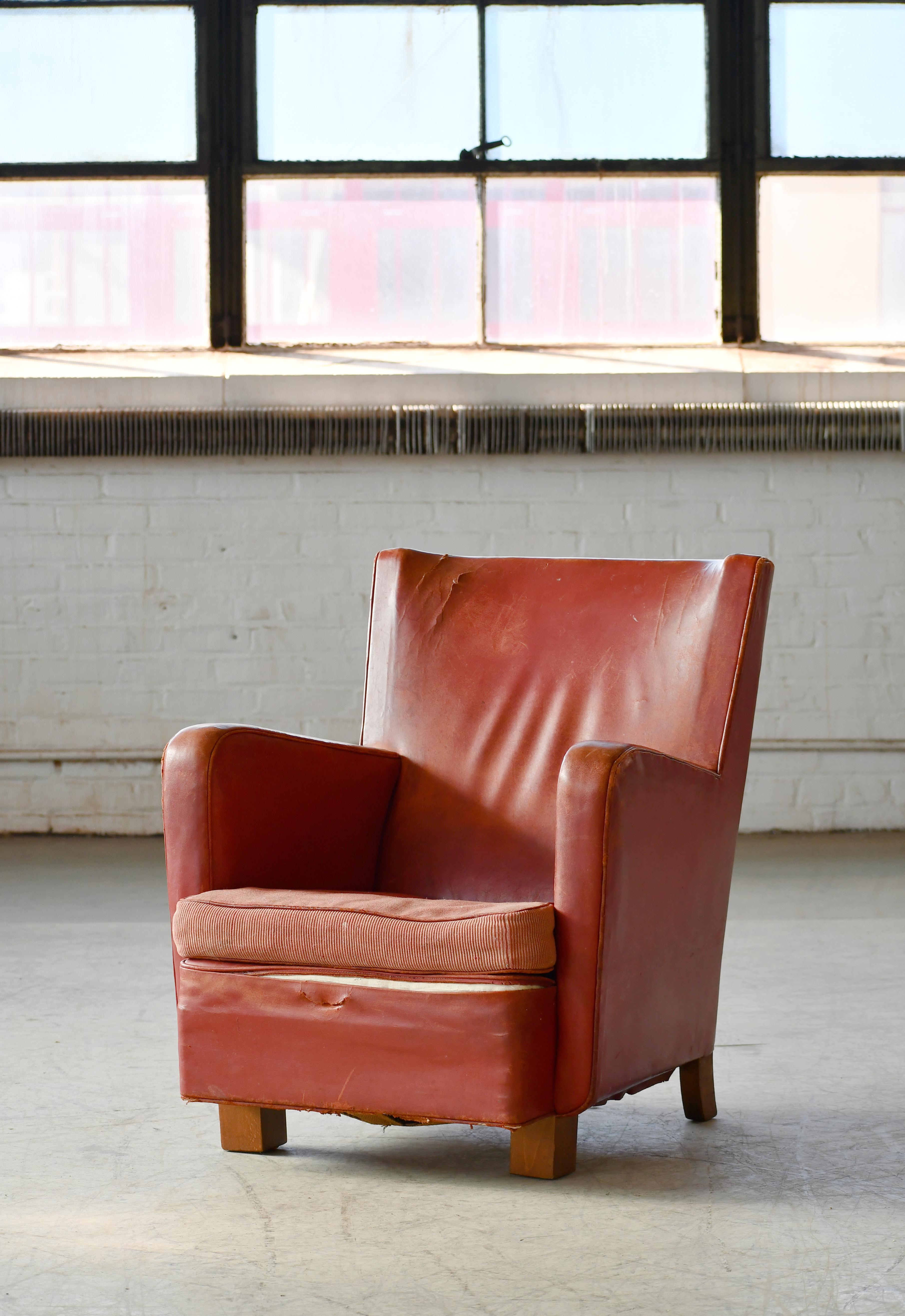 Scandinave moderne Chaise longue géométrique danoise moderne des années 1930 en cuir rougeâtre V