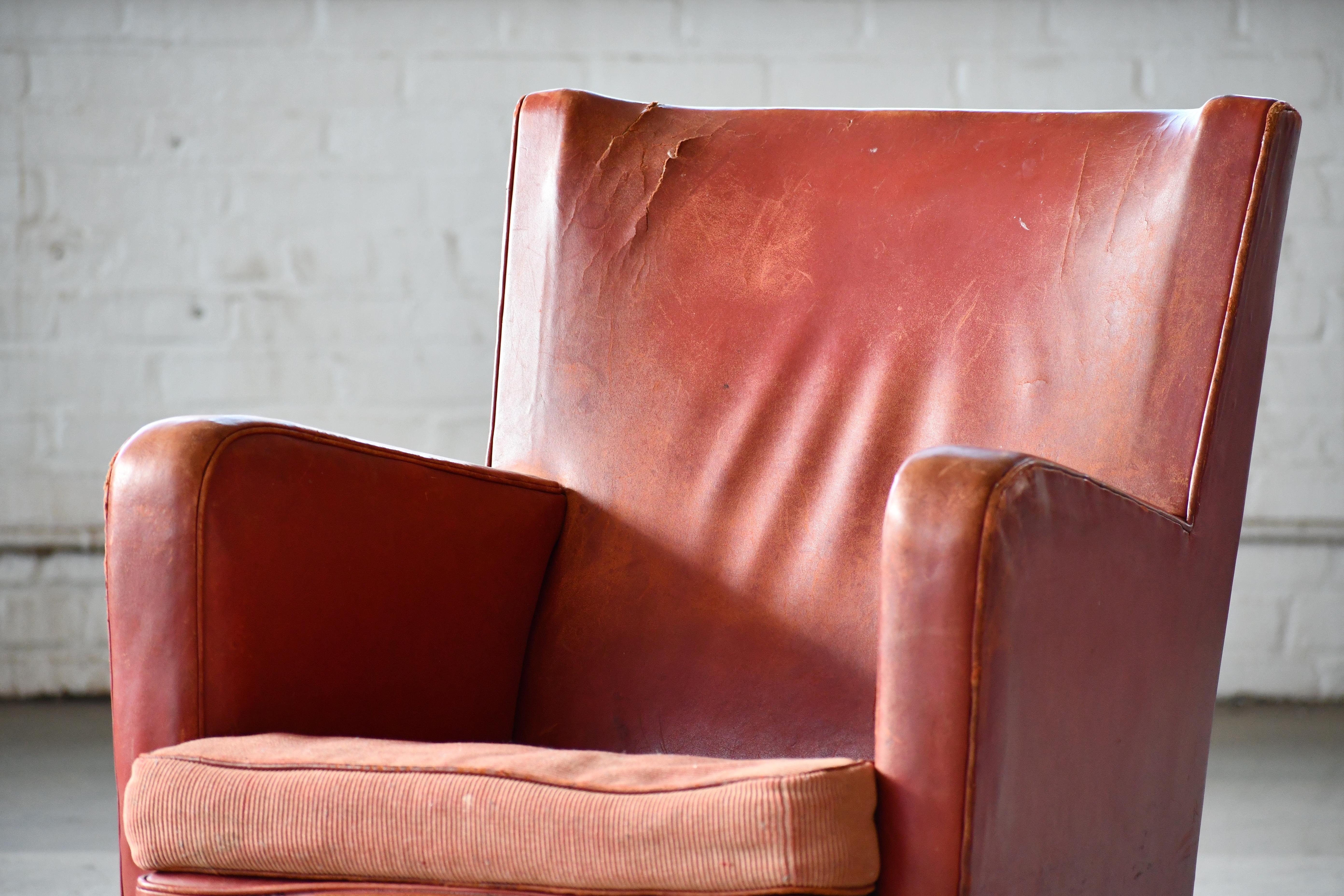 Danois Chaise longue géométrique danoise moderne des années 1930 en cuir rougeâtre V