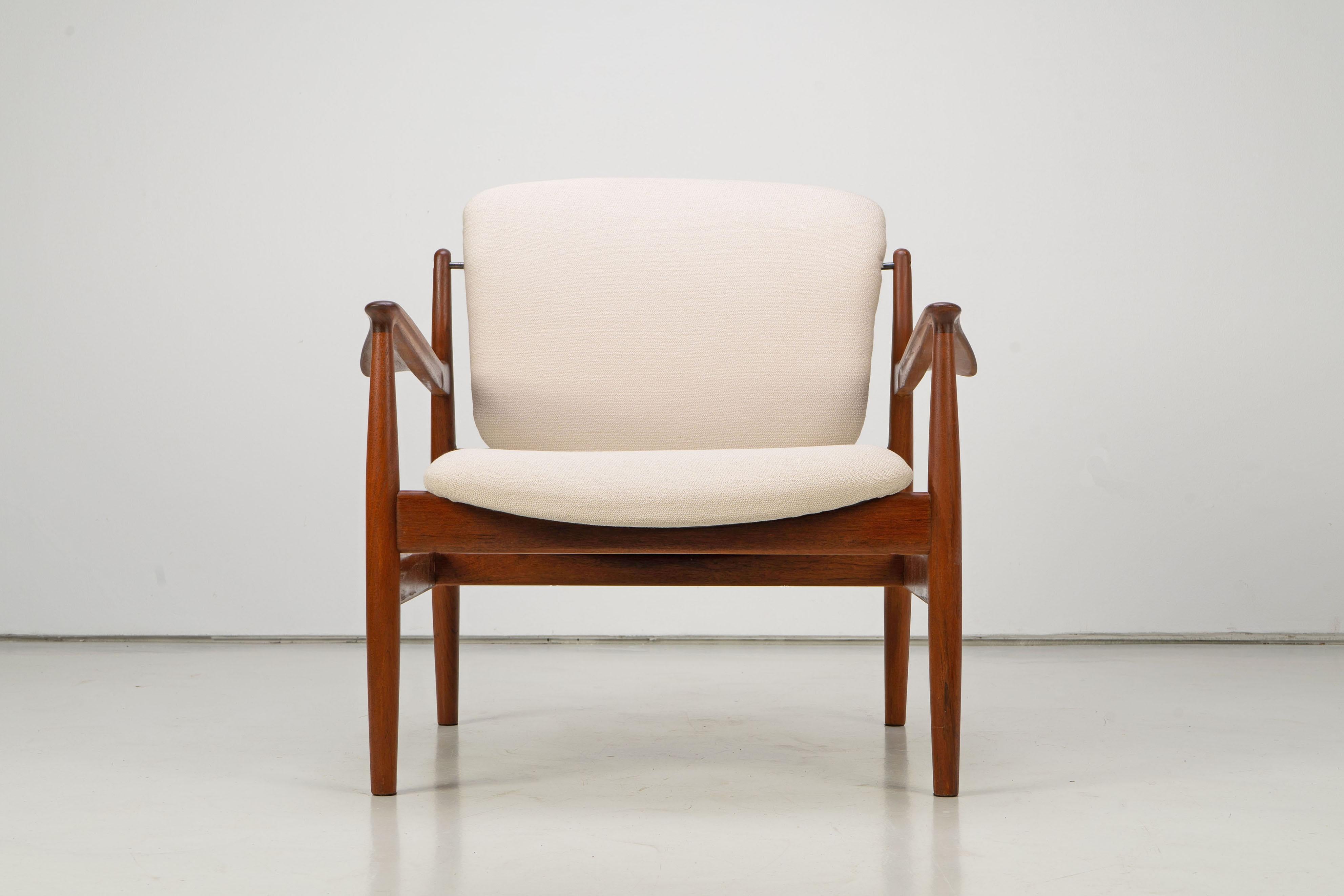 Danish Modern 1950 by Finn Juhl Lounge Chair Teak Wool Fabric Cream White In Excellent Condition For Sale In Munster, DE