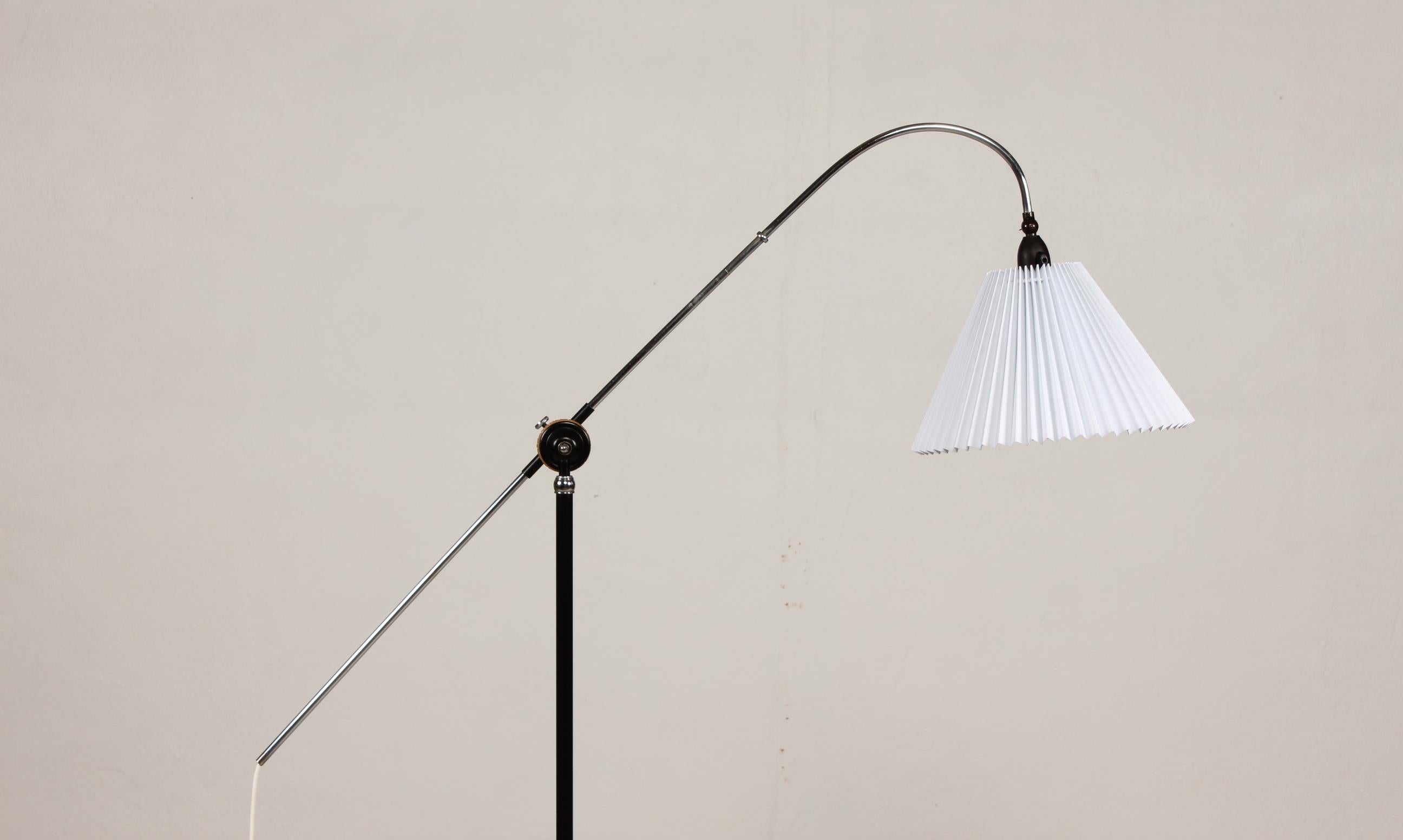 Danish Modern 1950s Adjustable Floor Lamp with Cast Iron Base and New Shade In Good Condition For Sale In Silkeborg, Silkeborg