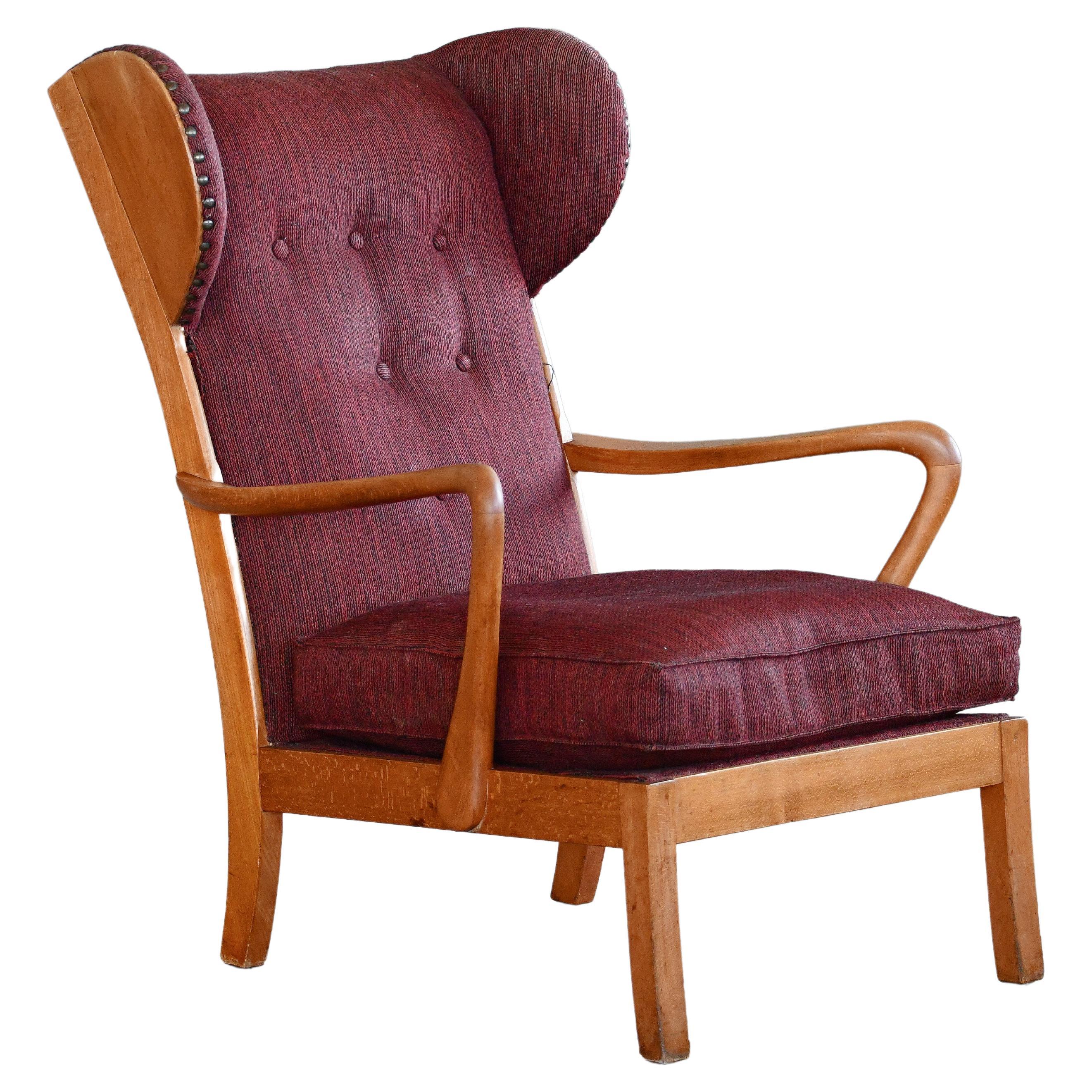 Chaise à oreilles danoise moderne des années 1950 avec dossier haut et ailes en bois