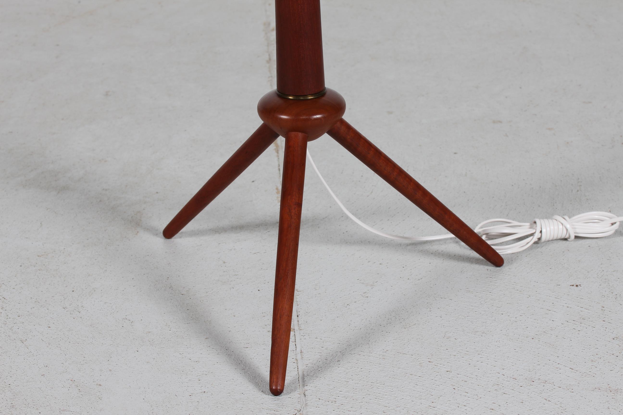 Danish lightning design, three legged floor lamp from the 1950´s made of hand-turned teak with old original Le Klint lamp shade designed by Robert Kasal

The legs of the lamp foot are slightly pointed.

Nice vintage condition with patina and