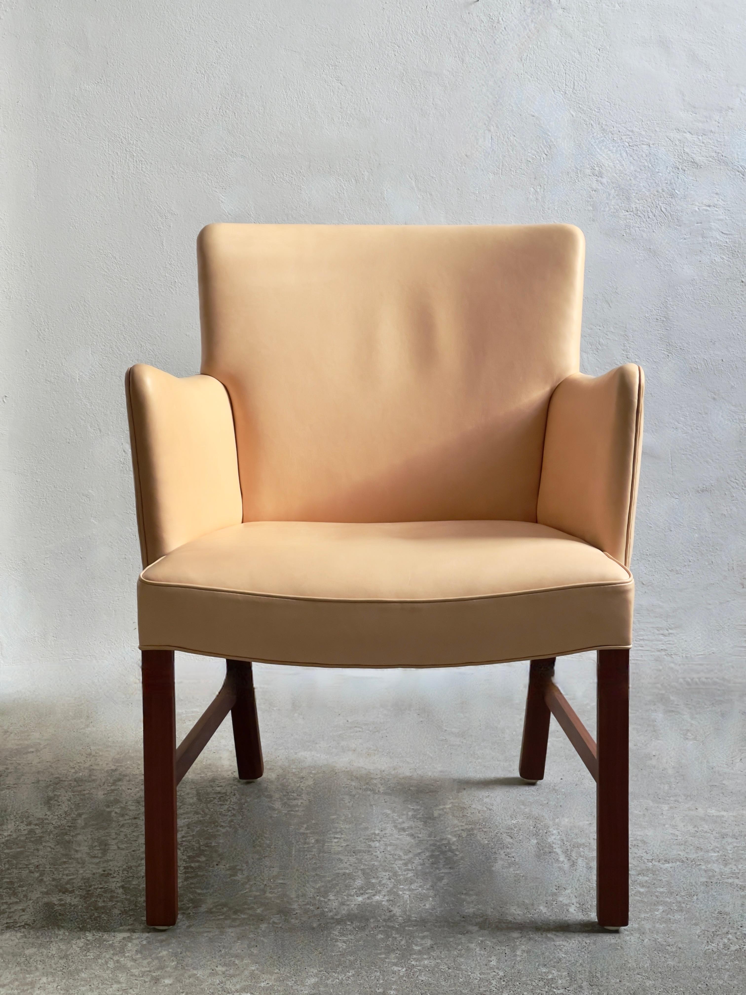 Dieser moderne dänische Sessel von Jacob Kjaer, einem verehrten Tischlermeister und Pionier der Moderne, verkörpert die Essenz der Design-Raffinesse der Mitte des Jahrhunderts. Sie wurde 1960 in Kopenhagen hergestellt und zeugt von Kjaers