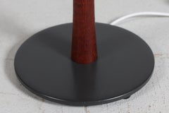 Lámpara de pie danesa moderna de los años 60 de teca con pie de metal negro y pantalla nueva