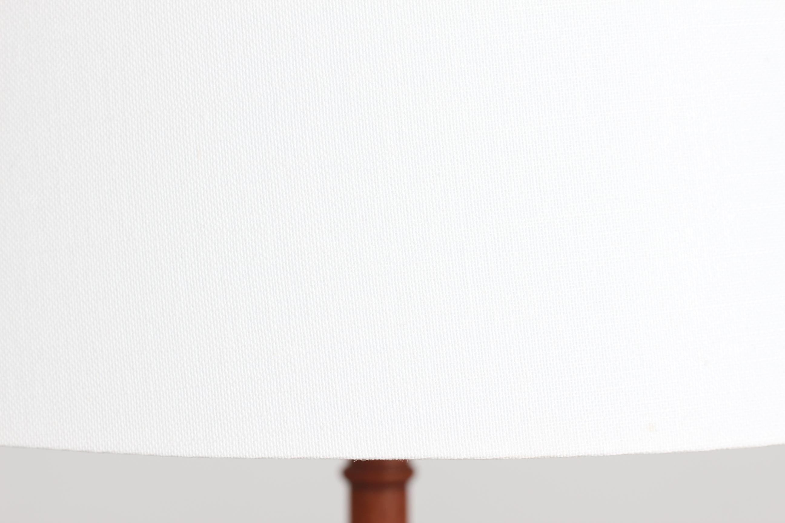 Scandinavo moderno Lampada da terra moderna danese degli anni '60 in teak con piede in metallo nero e paralume nuovo in vendita