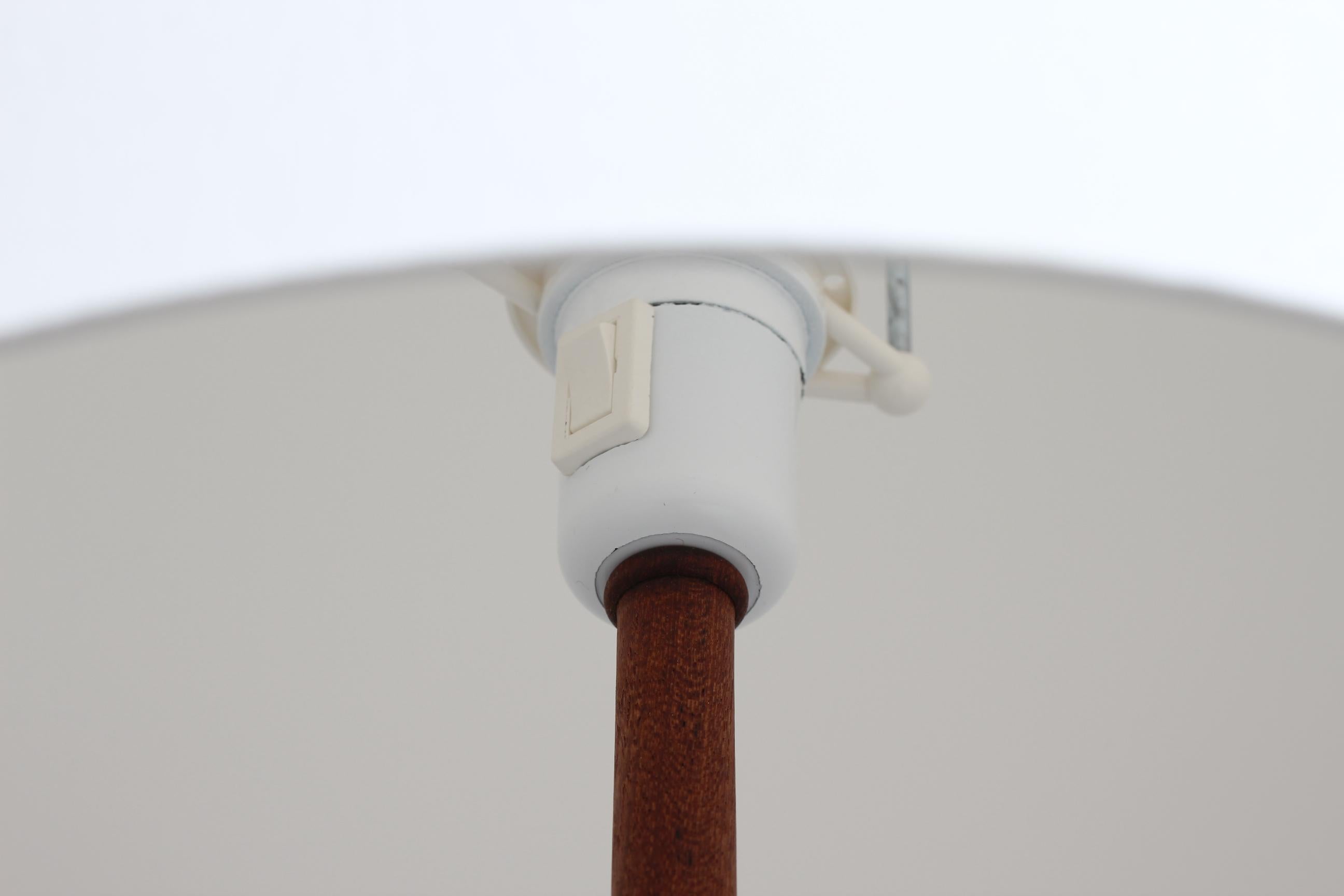 Danese Lampada da terra moderna danese degli anni '60 in teak con piede in metallo nero e paralume nuovo in vendita