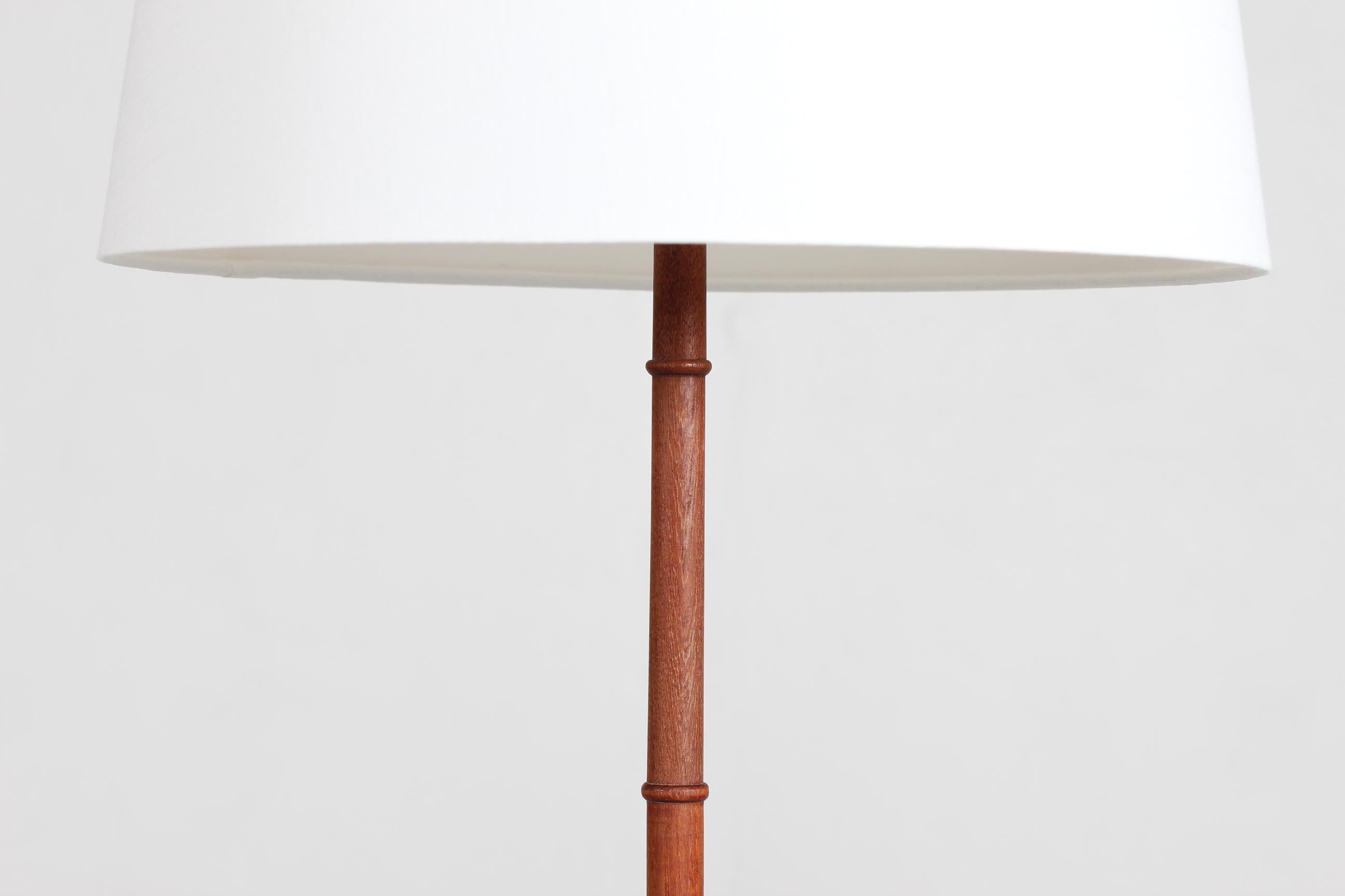 Tessuto Lampada da terra moderna danese degli anni '60 in teak con piede in metallo nero e paralume nuovo in vendita