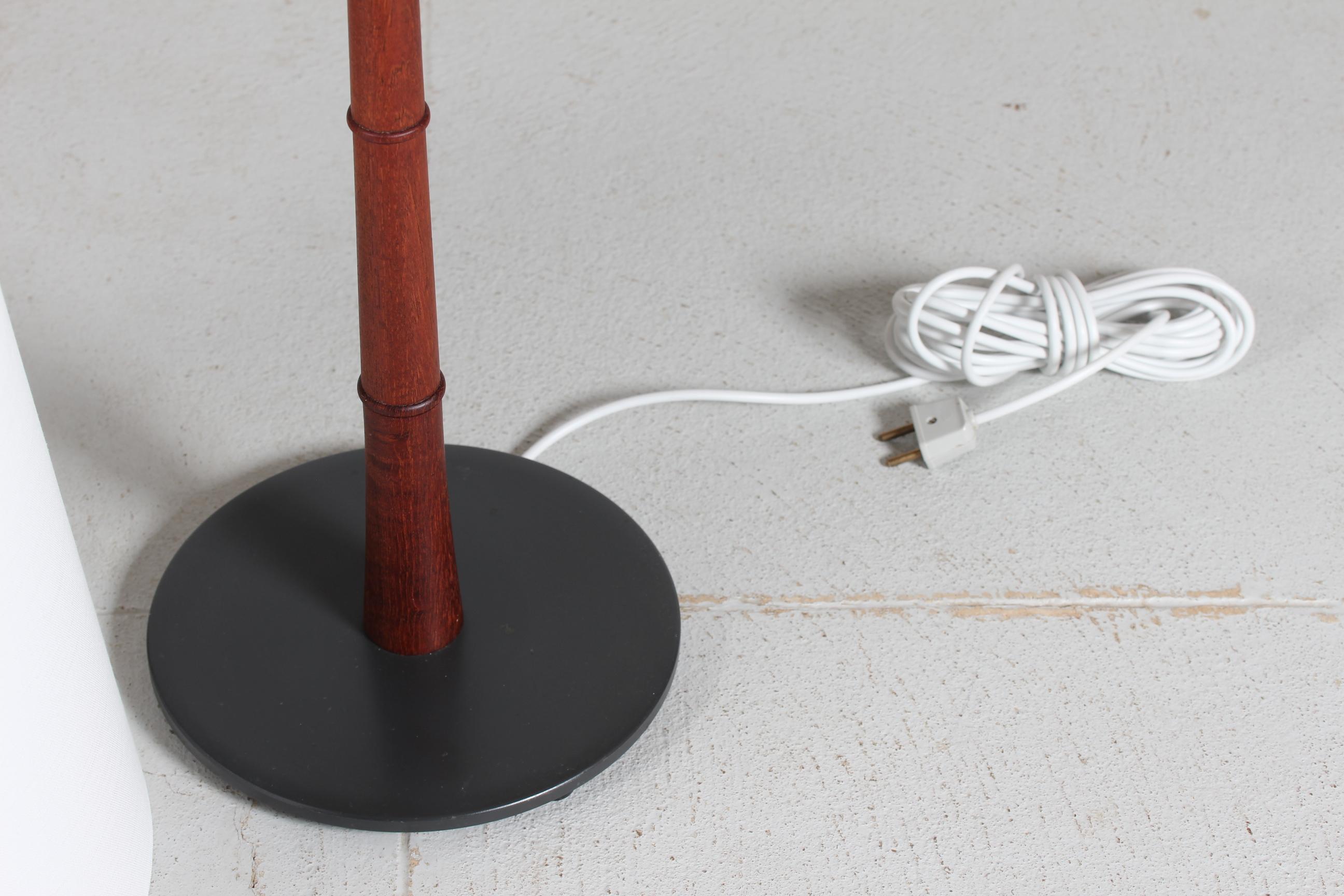 Metallo Lampada da terra moderna danese degli anni '60 in teak con piede in metallo nero e paralume nuovo in vendita
