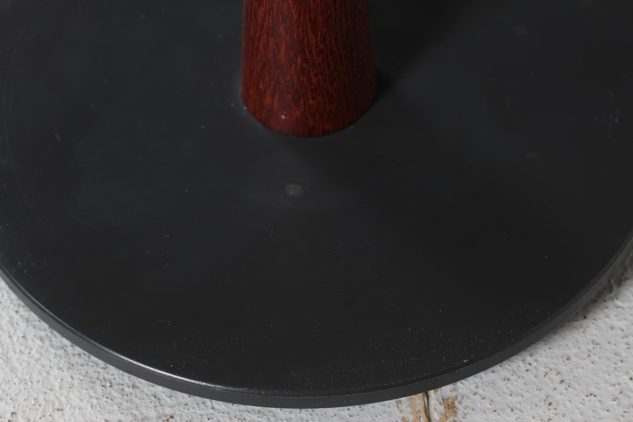 Lampada da terra moderna danese degli anni '60 in teak con piede in metallo nero e paralume nuovo in vendita 1