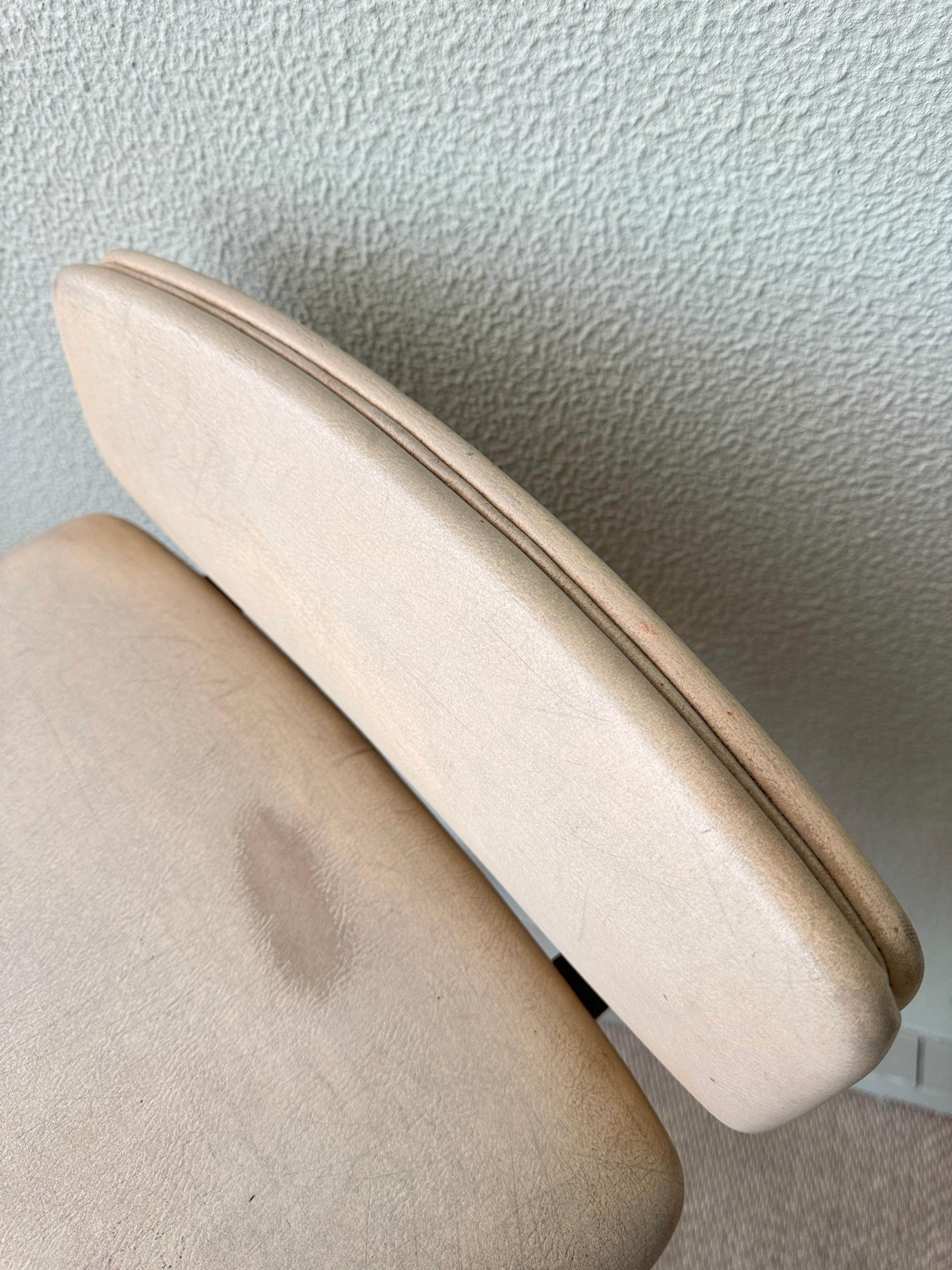 Tabouret de bar moderne danois des années 1960 à dossier bas en hêtre teinté foncé avec assise en vinyle en vente 4
