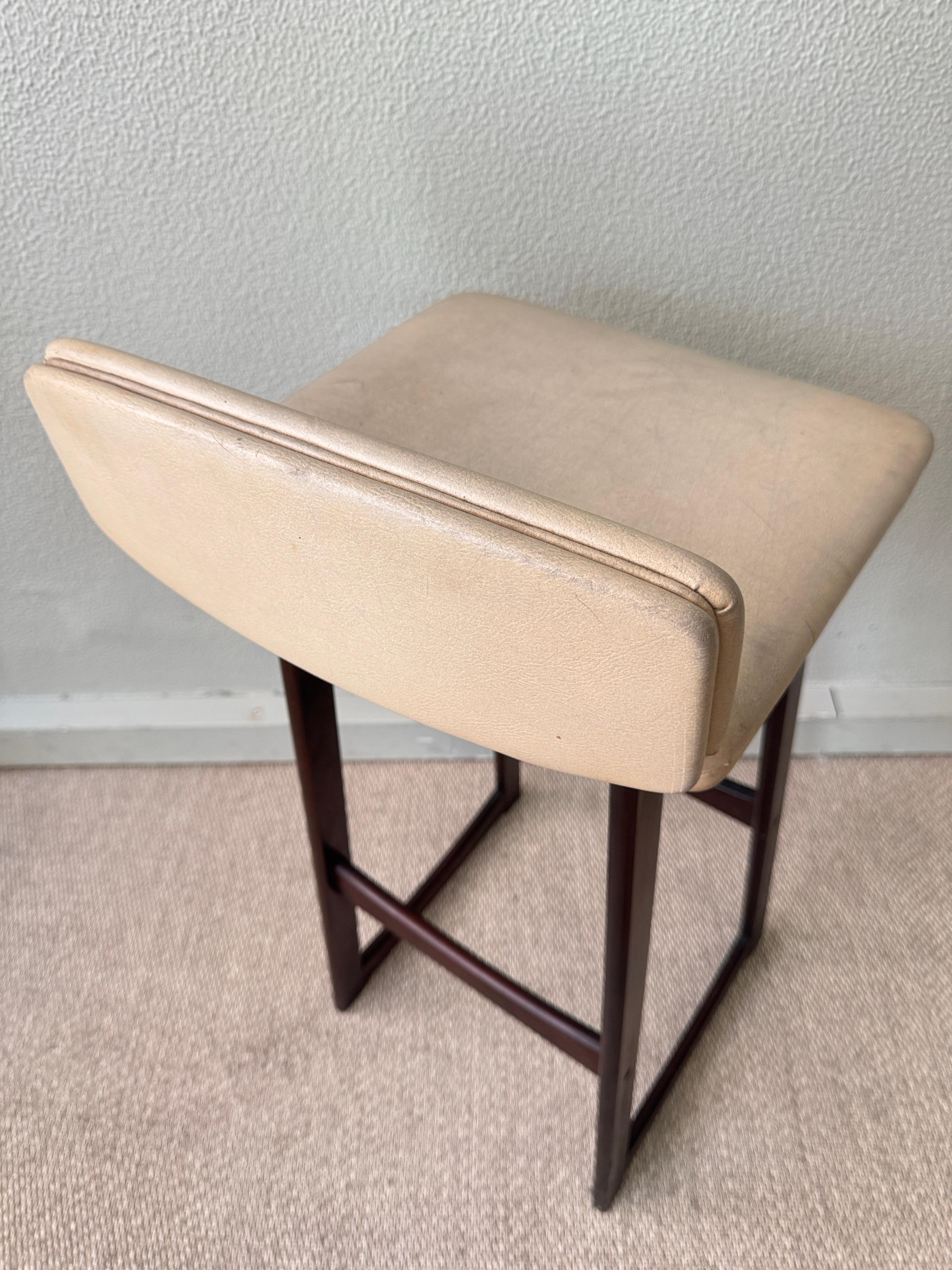 Tabouret de bar moderne danois des années 1960 à dossier bas en hêtre teinté foncé avec assise en vinyle en vente 5