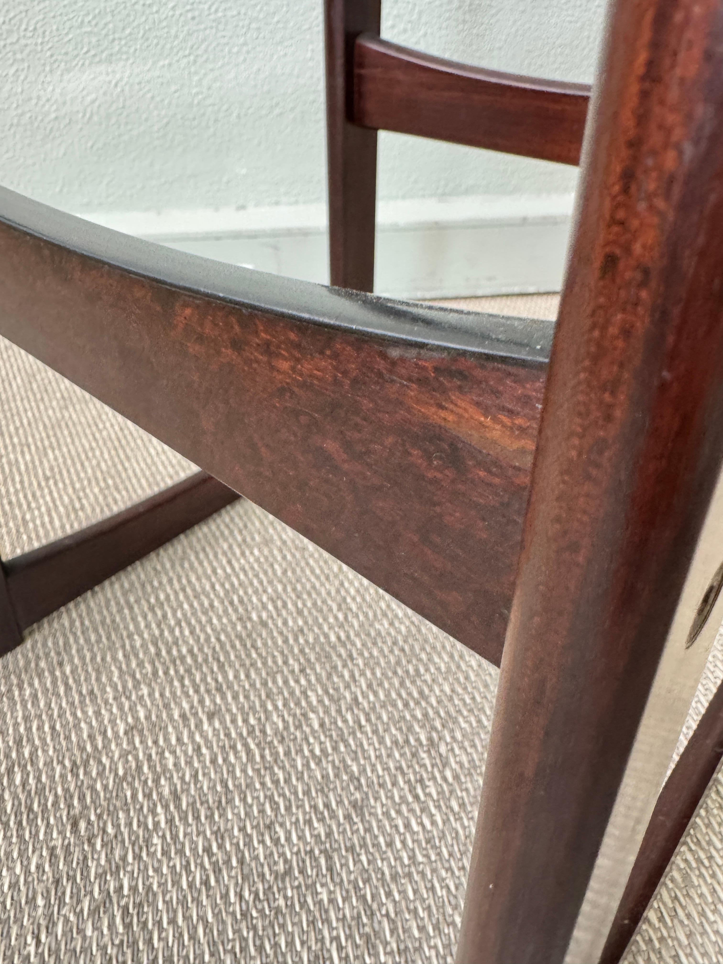 Tabouret de bar moderne danois des années 1960 à dossier bas en hêtre teinté foncé avec assise en vinyle en vente 6