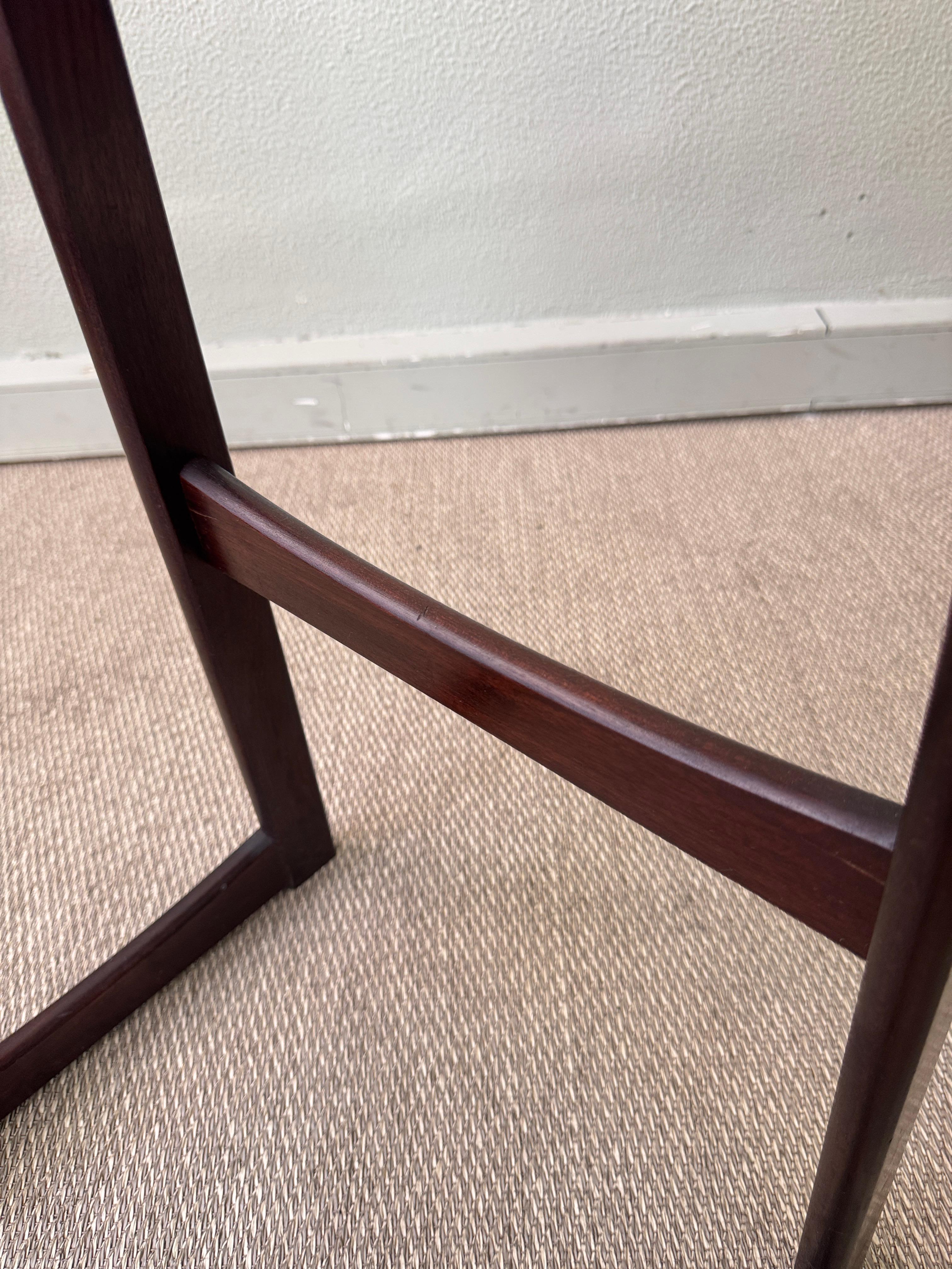Tabouret de bar moderne danois des années 1960 à dossier bas en hêtre teinté foncé avec assise en vinyle en vente 7