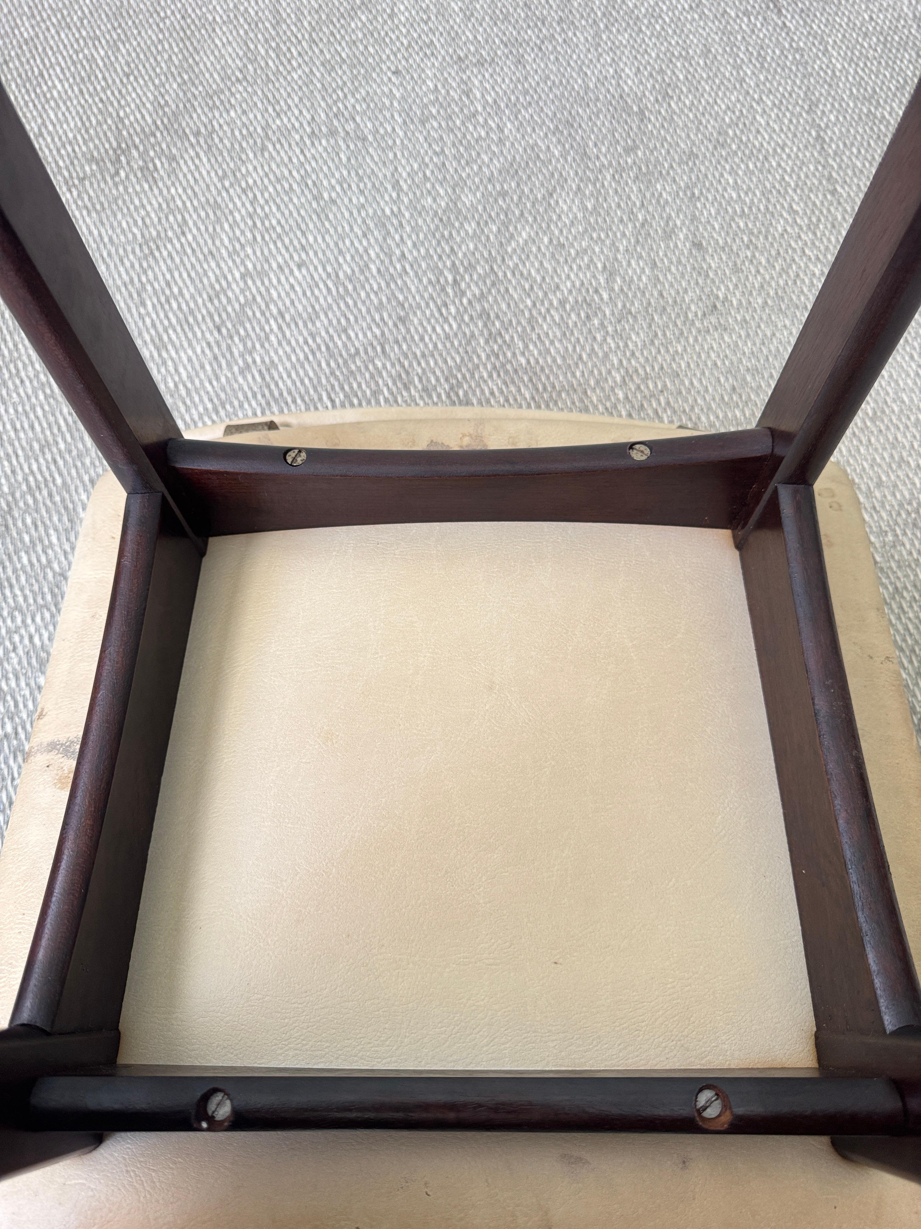 Tabouret de bar moderne danois des années 1960 à dossier bas en hêtre teinté foncé avec assise en vinyle en vente 8