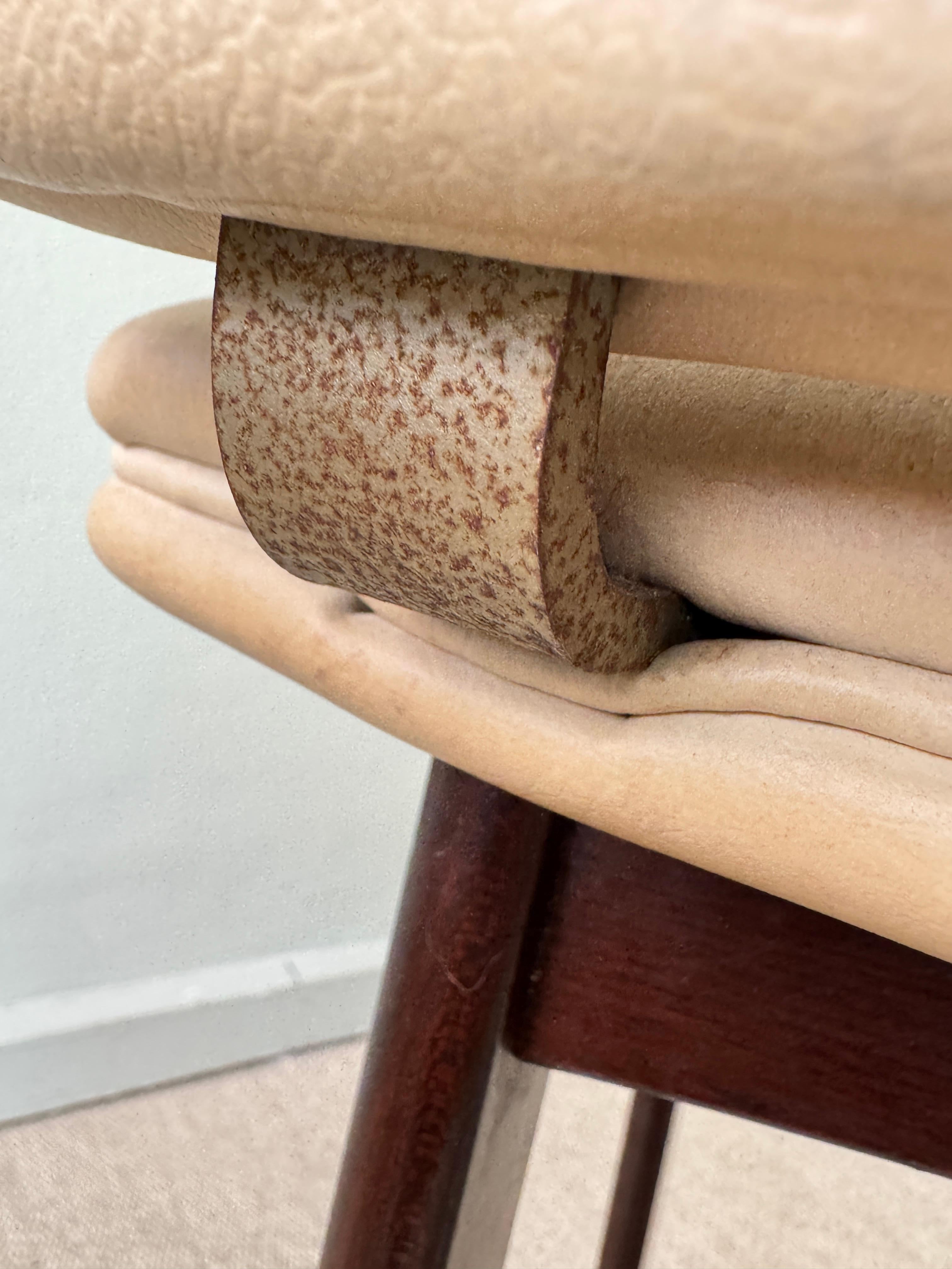 Tabouret de bar moderne danois des années 1960 à dossier bas en hêtre teinté foncé avec assise en vinyle en vente 9