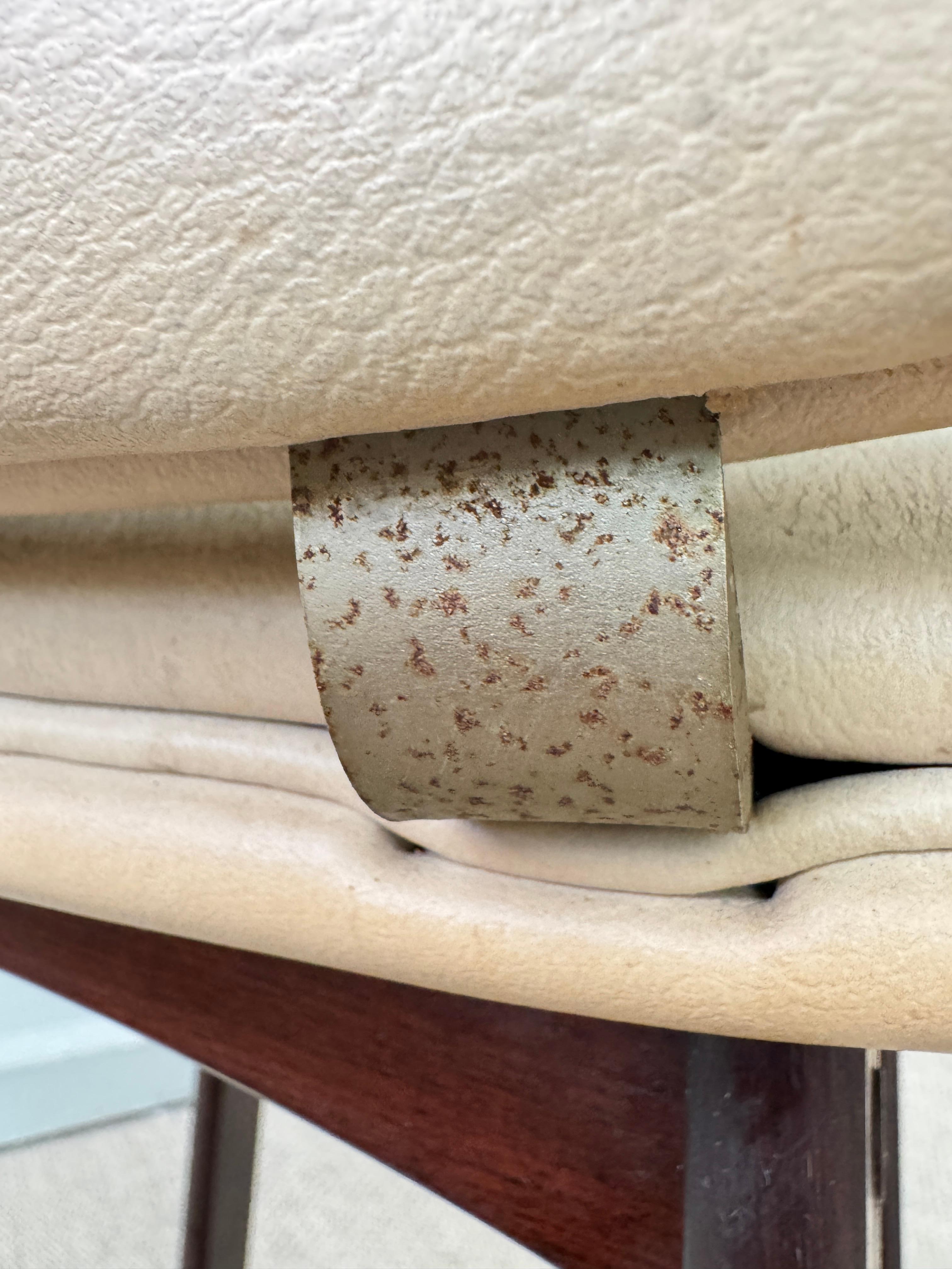 Tabouret de bar moderne danois des années 1960 à dossier bas en hêtre teinté foncé avec assise en vinyle en vente 10
