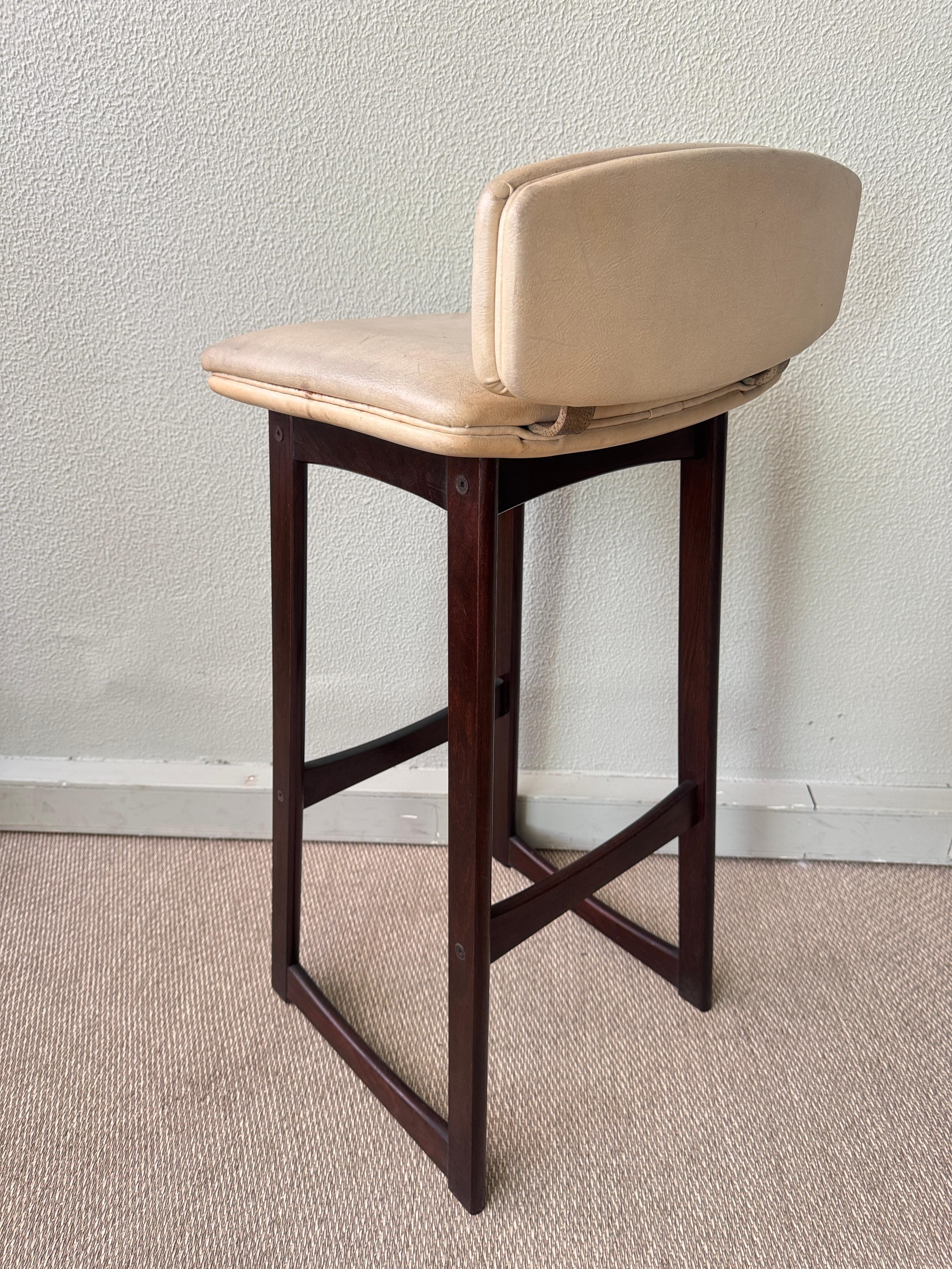 Mid-Century Modern Tabouret de bar moderne danois des années 1960 à dossier bas en hêtre teinté foncé avec assise en vinyle en vente